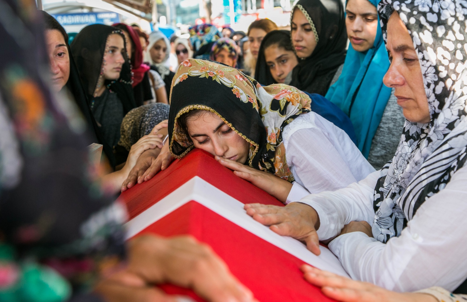 ތުރުކީ އަށް ގެންނަން އުޅުނު ބަޣާވާތުގައި މަރުވި މީހެއްގެ ޖަނާޒާގައި އަންހެނުންތަކެއް ހިތާމަފާޅު ކުރަނީ: ތުރުކީގައި މަރުގެ އަދަބު ދިނުމަށް އުރުދުޣާންގެ ސަޕޯޓަރުން ދަނީ ގޮވާލަމުން. --ފޮޓޯ:އޭއެފްޕީ