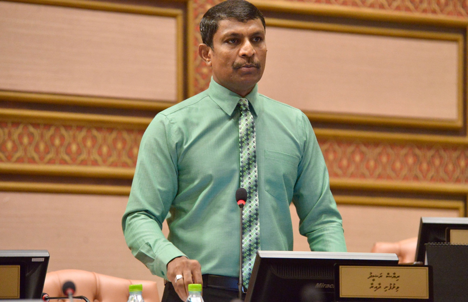 ވިލުފުށި ދާއިރާގެ މެމްބަރު ރިޔާޒް ރަޝީދު މަޖިލީހުގެ ޖަލްސާއެއްގައި ވާހަކަ ދައްކަވަނީ: އަބުރުގެ ބިލް މިހާރު އޮތް ގޮތަށް ފާސްކުރައްވަން ޕީޕީއެމްގެ މަޖިލިސް މެމްބަރުން ބޭނުންވާ ކަމަށް ވިދާޅުވި.--- ފޮޓޯ: މަޖިލިސް