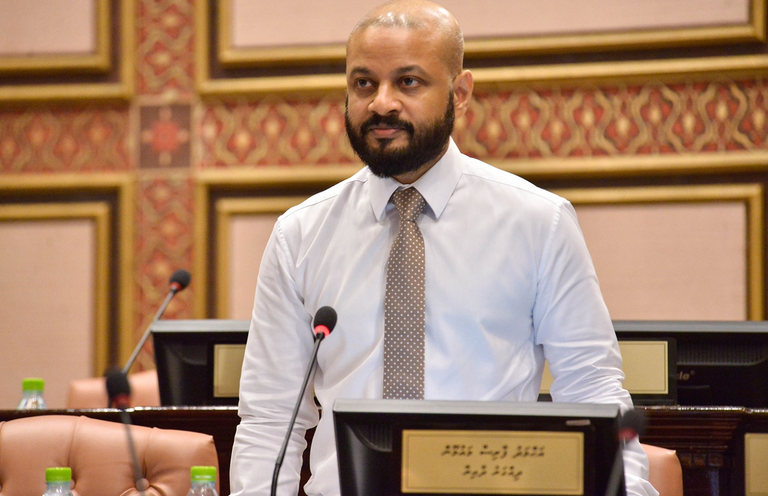 ރައްޔިތުންގެ މަޖިލީހުގެ ޖަލްސާއެއްގައި ފާރިސް ވާހަކަ ދައްކަވަނީ. -- ފޮޓޯ: މަޖިލިސް