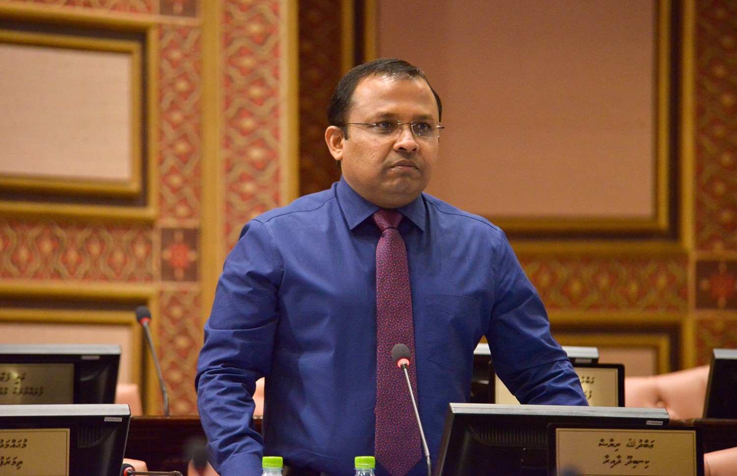 ކުރީގެ ކޮމިޝަނާ އޮފް ޕޮލިސް އަދި ކިނބިދޫ ދާއިރާގެ މެމްބަރު އަބްދުﷲ ރިޔާޒް މަޖިލީހުގެ މިއަދުގެ ޖަލްސާގައި ވާހަކަ ދައްކަވަނީ. ސީއެސްސީއަށް ސިޔާސީ ނުފޫޒު ފޯރުވަން އުޅޭތީ އޭނާ ވަނީ އިސްލާހާ ދެކޮޅު ހައްދަވާފައި. - ފޮޓޯ: މަޖިލިސް