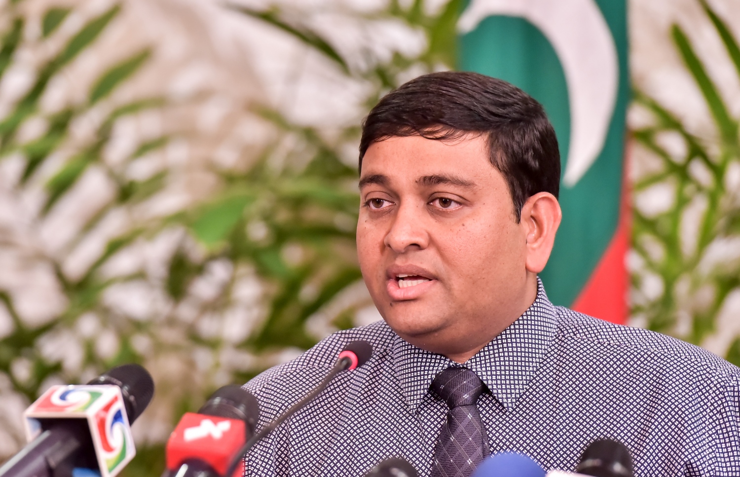 މިނިސްޓަރު ޝައިނީ ނޫސްވެރިންނާ ވާހަކަ ދައްކަވަނީ: ނަޝީދަށް ރިޔާސީ އިންތިހާބަށް ކުރިމަތިލެއްވޭ ނަމަ، އެ ފުރުސަތު ޖަލުގައި ތިބި ކުށްވެރިންނަށް ވެސް އޮންނަން ވާނެ ކަމަށް ޝައިނީ ވިދާޅުވި.---ފޮޓޯ: ނިޝާން އަލީ/މިހާރު