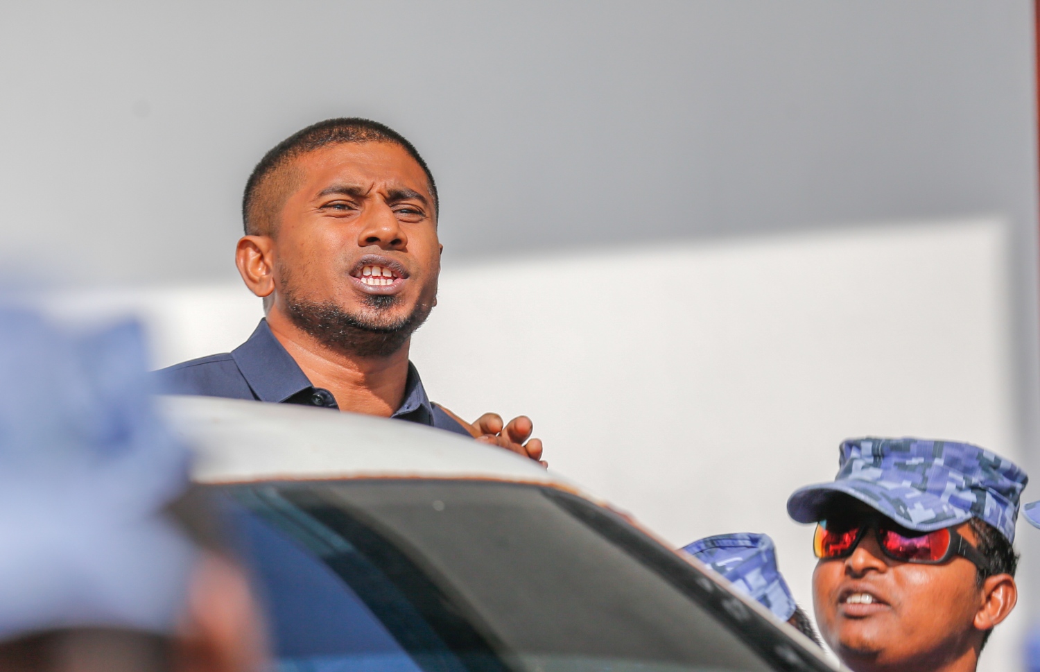 މާލެ: 18 ޖުލައި 2016، ފުލުހުންގެ ވާޖިބައް ހުރަސް އެޅި ކަމުގެ ތުހުމަތުގައި މަހްލޫފް އައް މިއަދު ހުކުމް ކުރުމައްފަަހު ކޯޓް އިން ނެރިގެން ގެންދަނީ --ފޮޓޯ: މުހައްމަދު ޝަރުހާން ވަހީދު/ މިހާރު