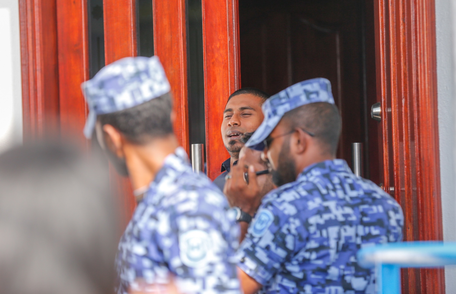 މާލެ: 18 ޖުލައި 2016، ފުލުހުންގެ ވާޖިބައް ހުރަސް އެޅި ކަމުގެ ތުހުމަތުގައި މަހްލޫފް އައް މިއަދު ހުކުމް ކުރުމައްފަަހު ކޯޓް އިން ނެރިގެން ގެންދަނީ --ފޮޓޯ: މުހައްމަދު ޝަރުހާން ވަހީދު/ މިހާރު