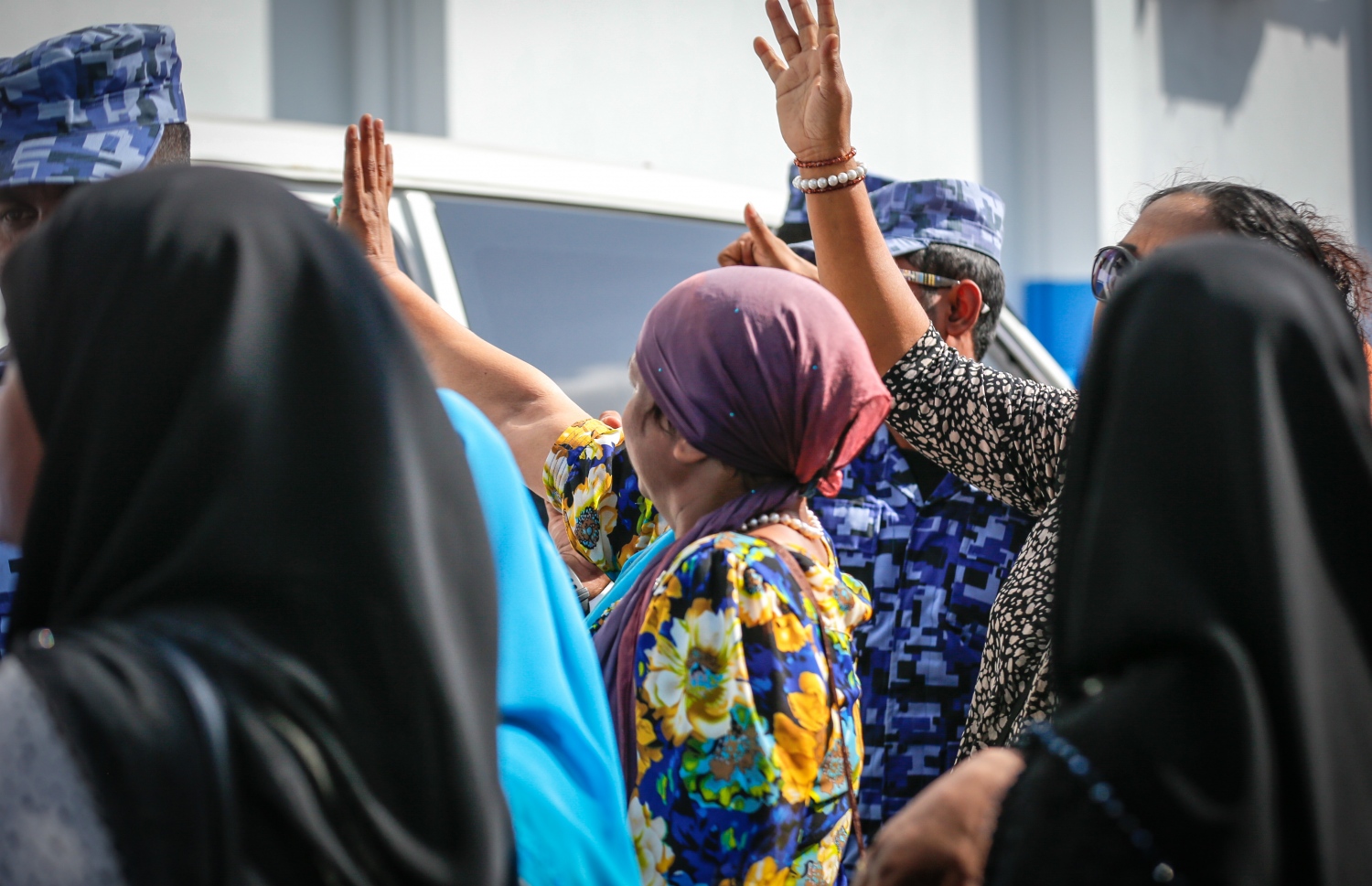 މާލެ: 18 ޖުލައި 2016- ފުލުހުންގެ ވާޖިބަށް ހުރަސް އެޅި ކަމުގެ ތުހުމަތުގައި މެމްބަރު އަހުމަދު މަހުލޫފުގެ މައްޗަށް މިއަދު ކްރިމިނަލް ކޯޓުގައި ހުކުމް ކުރި ވަގުތު އެ ސަރަހައްދުގައި އާންމުން އެއްވެފައި --ފޮޓޯ: މުހައްމަދު ޝަރުހާން/ މިހާރު