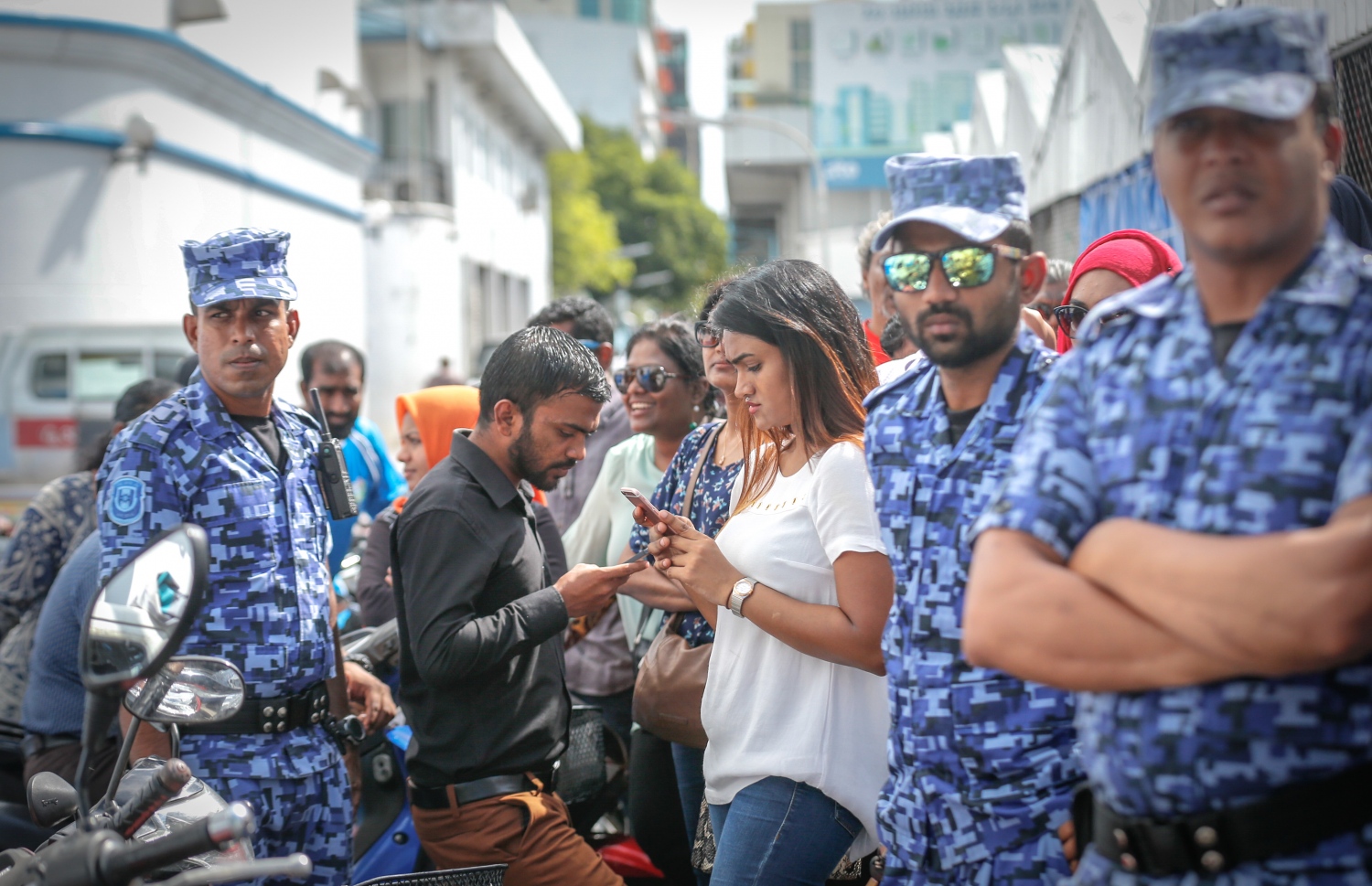 މާލެ: 18 ޖުލައި 2016، ފުލުހުންގެ ވާޖިބައް ހުރަސް އެޅި ކަމުގެ ތުހުމަތުގައި މަހްލޫފް އައް މިއަދު ހުކުމް ކުރި ވަގުތު އަމަން ބެލެހެއްޓމައް ފުލުހުން ހަރަކާޔްތެރި ވަނީ. --ފޮޓޯ: މުހައްމަދު ޝަރުހާން ވަހީދު/ މިހާރު