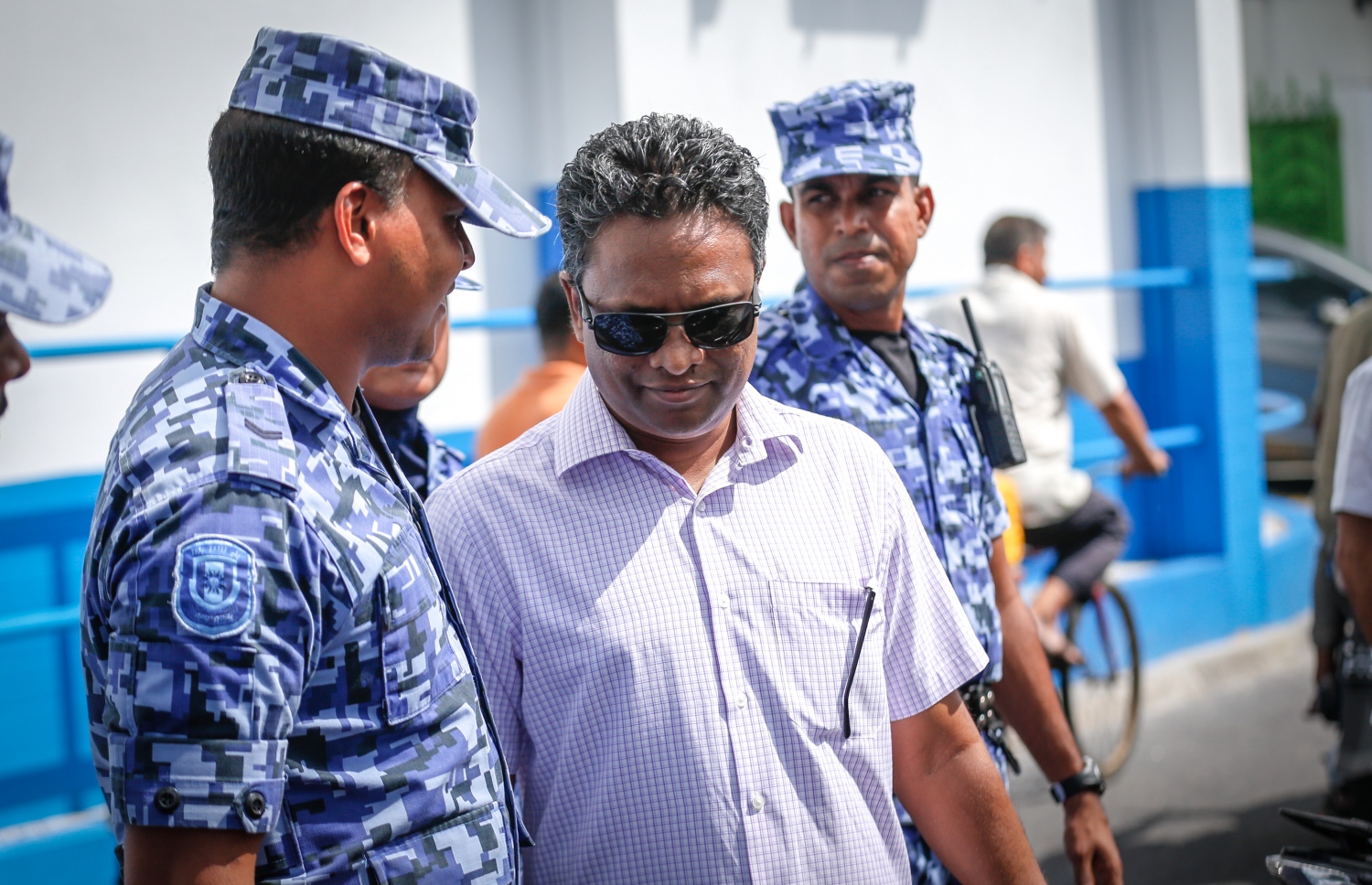 މާލެ: 18 ޖުލައި 2016- ފުލުހުންގެ ވާޖިބަށް ހުރަސް އެޅި ކަމުގެ ތުހުމަތުގައި މެމްބަރު އަހުމަދު މަހުލޫފުގެ މައްޗަށް މިއަދު ކްރިމިނަލް ކޯޓުގައި ހުކުމް ކުރި ވަގުތު އެ ސަރަހައްދުގައި އާންމުން އެއްވެފައި --ފޮޓޯ: މުހައްމަދު ޝަރުހާން/ މިހާރު