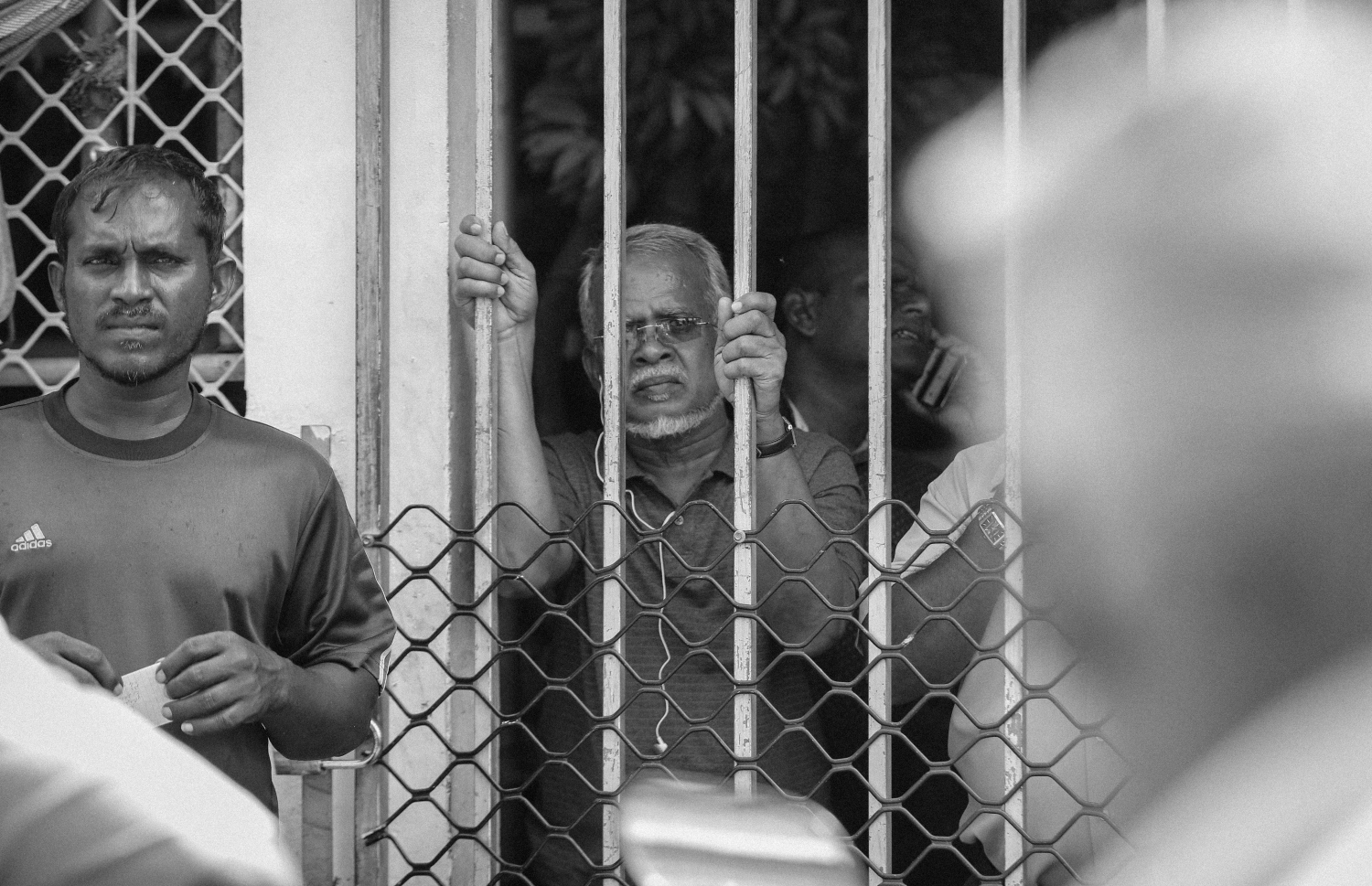 މާލެ: 18 ޖުލައި 2016- ފުލުހުންގެ ވާޖިބަށް ހުރަސް އެޅި ކަމުގެ ތުހުމަތުގައި މެމްބަރު އަހުމަދު މަހުލޫފުގެ މައްޗަށް މިއަދު ކްރިމިނަލް ކޯޓުގައި ހުކުމް ކުރި ވަގުތު އެ ސަރަހައްދުގައި އާންމުން އެއްވެފައި --ފޮޓޯ: މުހައްމަދު ޝަރުހާން/ މިހާރު