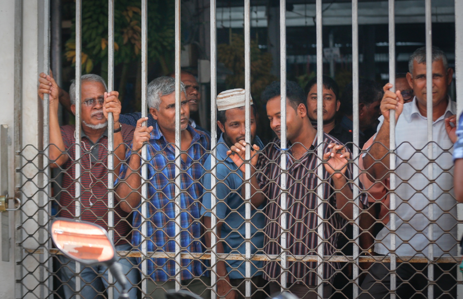 މާލެ: 18 ޖުލައި 2016- ފުލުހުންގެ ވާޖިބަށް ހުރަސް އެޅި ކަމުގެ ތުހުމަތުގައި މެމްބަރު އަހުމަދު މަހުލޫފަށް ކްރިމިނަލް ކޯޓުން ހުކުމްކުރި އިރު އެ ސަރަހައްދުގައި އާންމުން އެއްވެފައި --ފޮޓޯ: މުހައްމަދު ޝަރުހާން/ މިހާރު