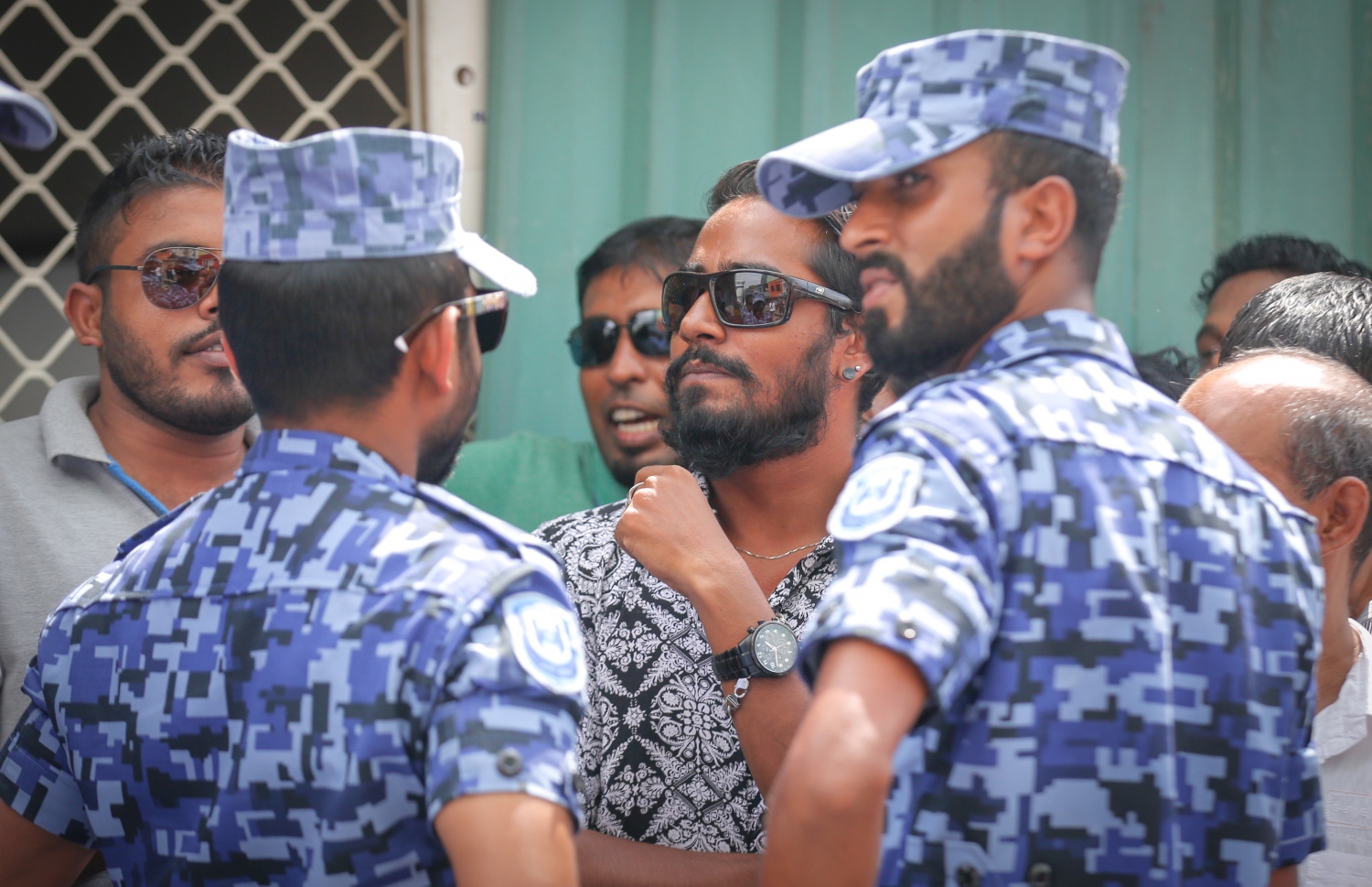 މާލެ: 18 ޖުލައި 2016- ފުލުހުންގެ ވާޖިބަށް ހުރަސް އެޅި ކަމުގެ ތުހުމަތުގައި މެމްބަރު އަހުމަދު މަހުލޫފަށް ކްރިމިނަލް ކޯޓުން ހުކުމްކުރި އިރު އެ ސަރަހައްދުގައި އާންމުން އެއްވެފައި --ފޮޓޯ: މުހައްމަދު ޝަރުހާން/ މިހާރު