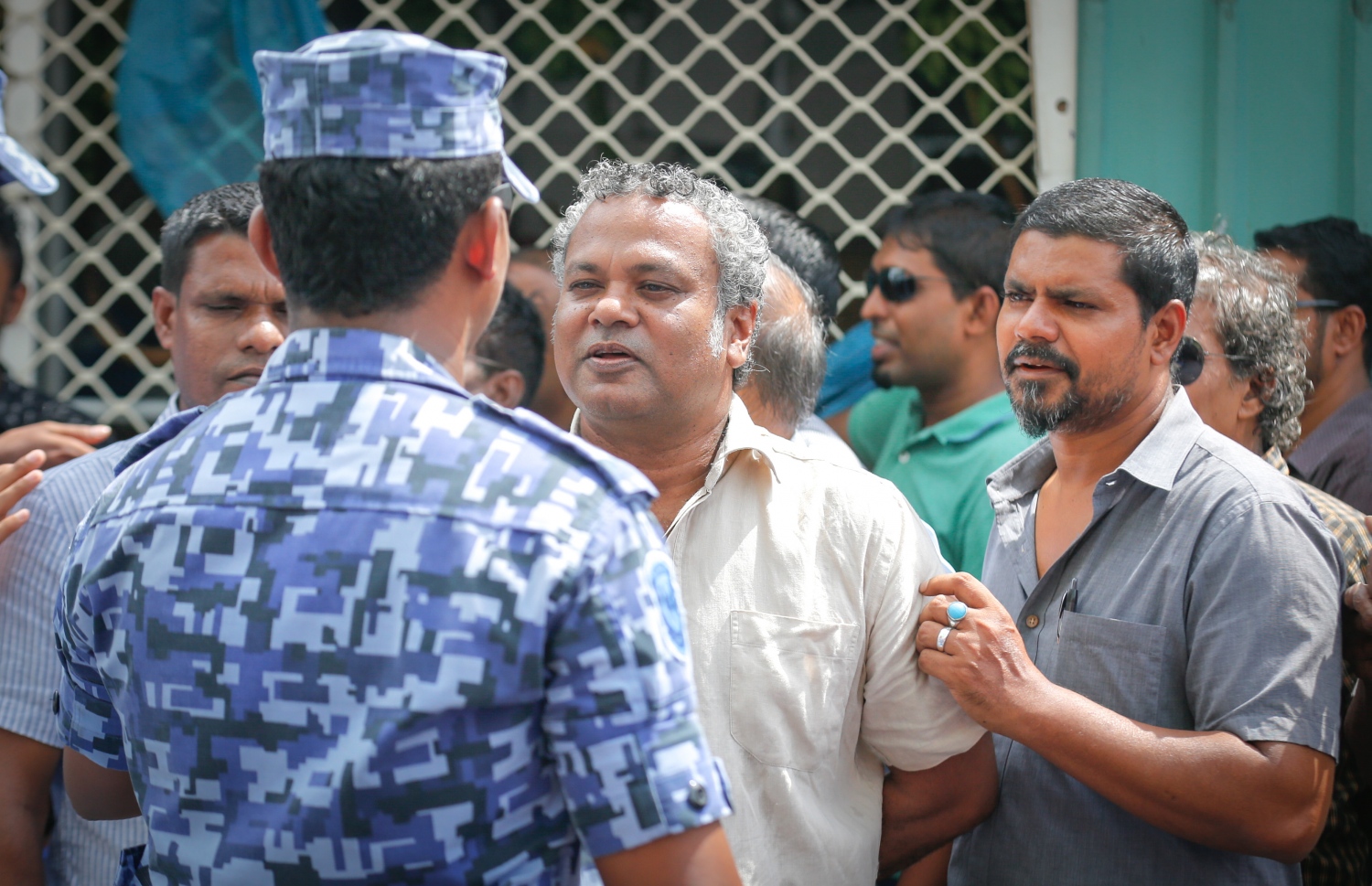 މާލެ: 18 ޖުލައި 2016- ފުލުހުންގެ ވާޖިބަށް ހުރަސް އެޅި ކަމުގެ ތުހުމަތުގައި މެމްބަރު އަހުމަދު މަހުލޫފަށް ކްރިމިނަލް ކޯޓުން ހުކުމްކުރި އިރު އެ ސަރަހައްދުގައި އާންމުން އެއްވެފައި --ފޮޓޯ: މުހައްމަދު ޝަރުހާން/ މިހާރު