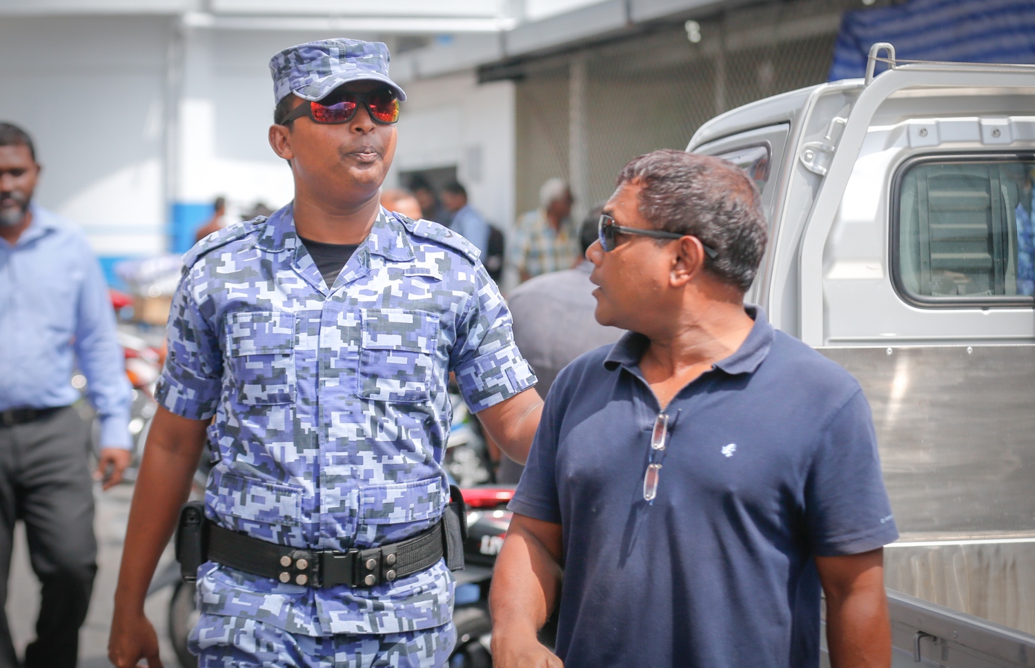 މާލެ: 18 ޖުލައި 2016- ފުލުހުންގެ ވާޖިބަށް ހުރަސް އެޅި ކަމުގެ ތުހުމަތުގައި މެމްބަރު އަހުމަދު މަހުލޫފަށް ކްރިމިނަލް ކޯޓުން ހުކުމްކުރި އިރު އެ ސަރަހައްދުގައި އާންމުން އެއްވެފައި --ފޮޓޯ: މުހައްމަދު ޝަރުހާން/ މިހާރު