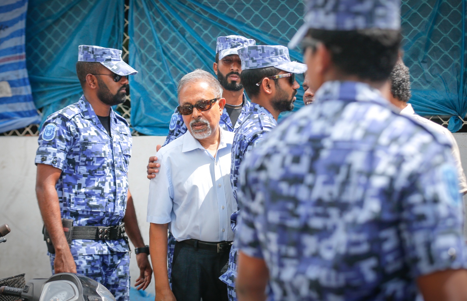 މާލެ: 18 ޖުލައި 2016، ފުލުހުންގެ ވާޖިބައް ހުރަސް އެޅި ކަމުގެ ތުހުމަތުގައި މަހްލޫފް އައް މިއަދު ހުކުމް ކުރި ވަގުތު އަމަން ބެލެހެއްޓމައް ފުލުހުން ހަރަކާޔްތެރި ވަނީ. --ފޮޓޯ: މުހައްމަދު ޝަރުހާން ވަހީދު/ މިހާރު