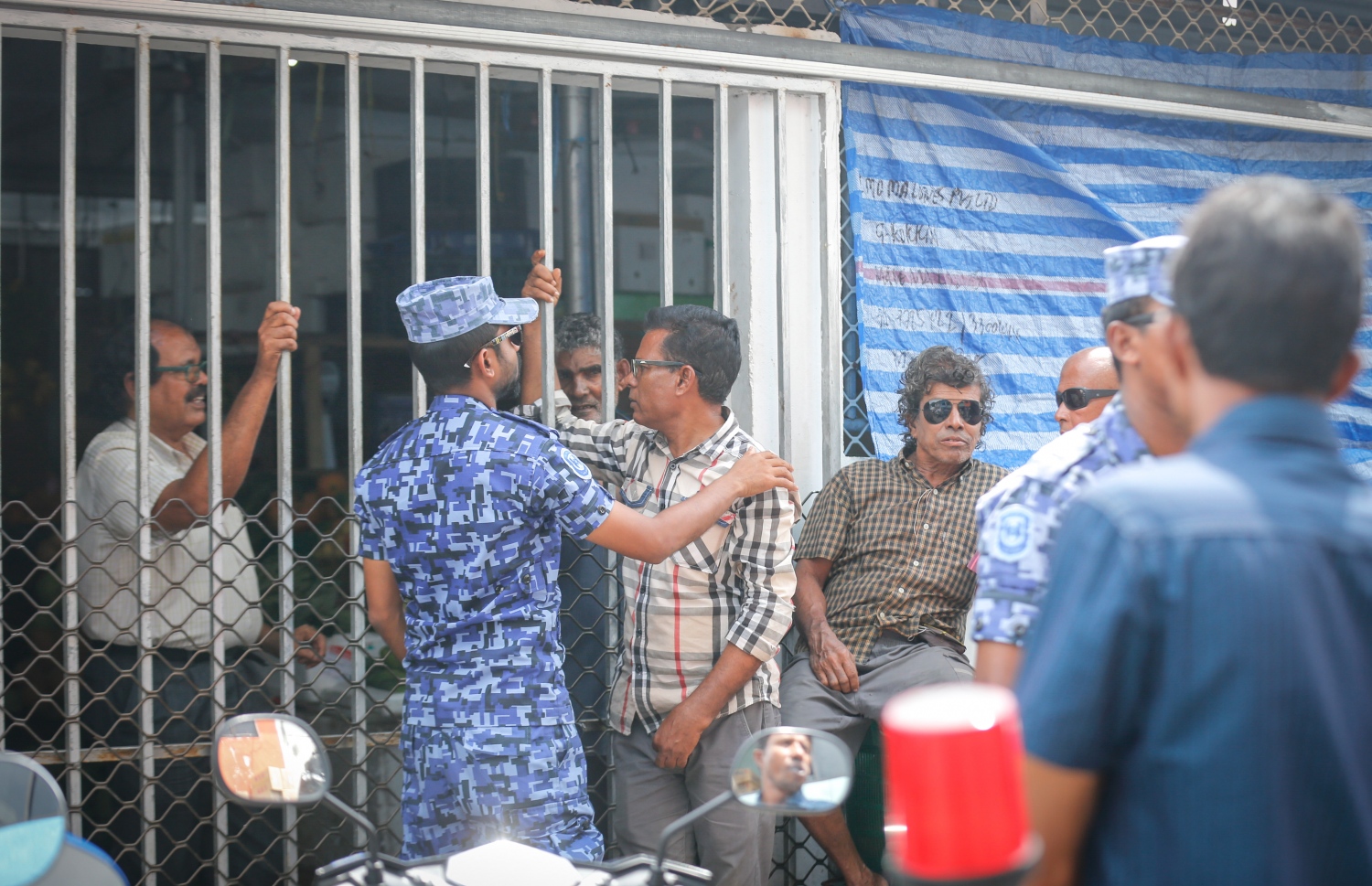 މާލެ: 18 ޖުލައި 2016- ފުލުހުންގެ ވާޖިބަށް ހުރަސް އެޅި ކަމުގެ ތުހުމަތުގައި މެމްބަރު އަހުމަދު މަހުލޫފަށް ކްރިމިނަލް ކޯޓުން ހުކުމްކުރި އިރު އެ ސަރަހައްދުގައި އާންމުން އެއްވެފައި --ފޮޓޯ: މުހައްމަދު ޝަރުހާން/ މިހާރު