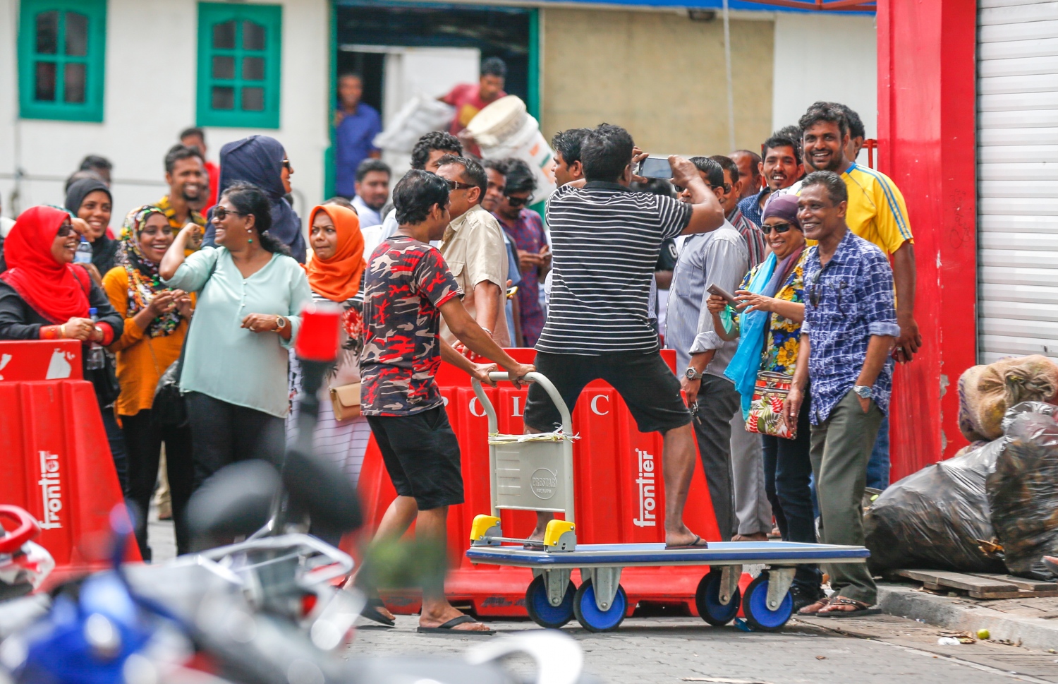 މާލެ: 18 ޖުލައި 2016- ފުލުހުންގެ ވާޖިބަށް ހުރަސް އެޅި ކަމުގެ ތުހުމަތުގައި މެމްބަރު އަހުމަދު މަހުލޫފަށް ކްރިމިނަލް ކޯޓުން ހުކުމްކުރި އިރު އެ ސަރަހައްދުގައި އާންމުން އެއްވެފައި --ފޮޓޯ: މުހައްމަދު ޝަރުހާން/ މިހާރު