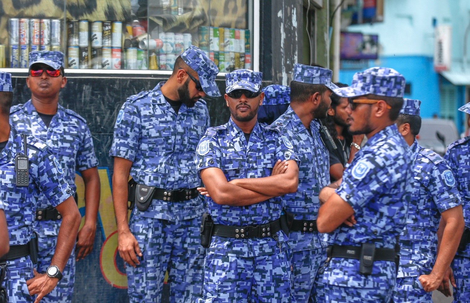 މާލެ: 18 ޖުލައި 2016- ފުލުހުންގެ ވާޖިބަށް ހުރަސް އެޅި ކަމުގެ ތުހުމަތުގައި މެމްބަރު އަހުމަދު މަހުލޫފުގެ މައްޗަށް މިއަދު ކްރިމިނަލް ކޯޓުގައި ހުކުމް ކުރި ވަގުތު އެ ސަރަހައްދު ފުލުހުން ބަލަހައްޓަނީ --ފޮޓޯ: މުހައްމަދު ޝަރުހާން/ މިހާރު