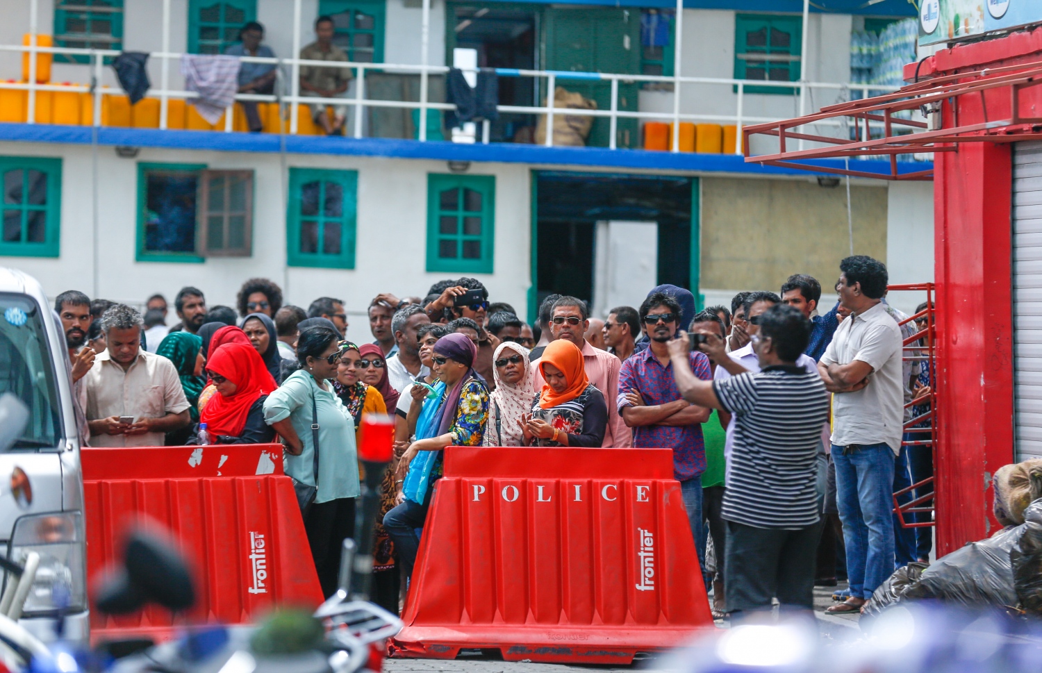 މާލެ: 18 ޖުލައި 2016- ފުލުހުންގެ ވާޖިބަށް ހުރަސް އެޅި ކަމުގެ ތުހުމަތުގައި މެމްބަރު އަހުމަދު މަހުލޫފުގެ މައްޗަށް މިއަދު ކްރިމިނަލް ކޯޓުގައި ހުކުމް ކުރި ވަގުތު އެ ސަރަހައްދަށް މީހުން އެއްވެފައި --ފޮޓޯ: މުހައްމަދު ޝަރުހާން/ މިހާރު