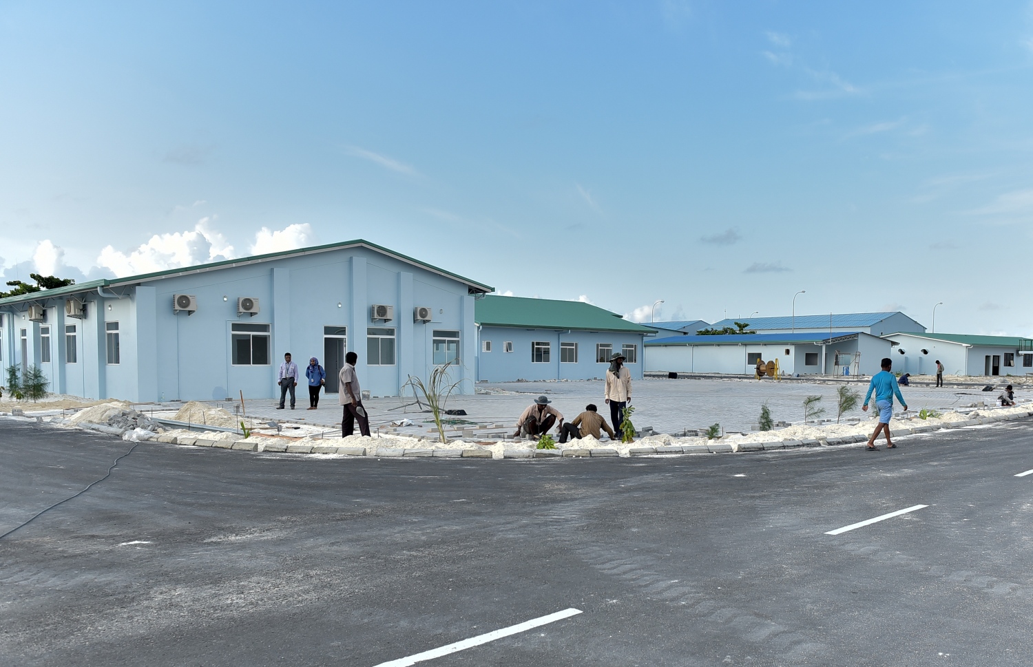 އެއާޕޯޓުގައި އާ ޓާމިނަލް އަޅާ ސަރަހައްދުގައި ހުރި އިމާރާތްތައް ބަދަލުކުރުމަށް އެއާޕޯޓުގެ އިރުމަތީ ފަރާތުގައި ހަދާފައިވާ ވަގުތީ އިމާރާތްތައް. ފޮޓޯ: ނިޝާން އަލީ /މިހާރު