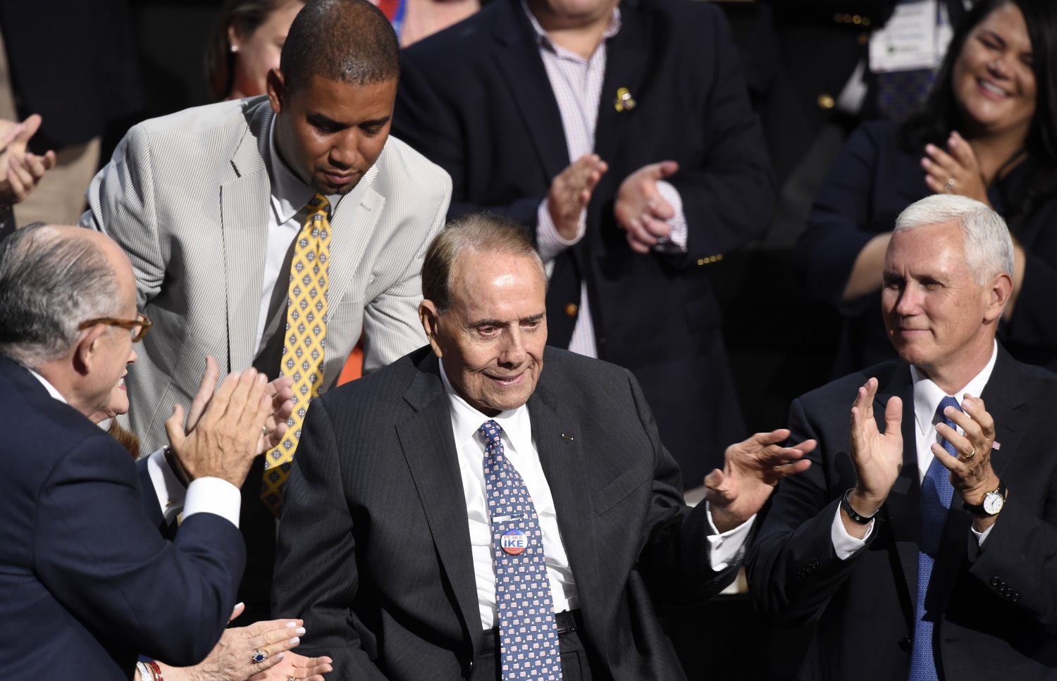 ރިޕަބްލިކަން ޕާޓީގެ ކޮންވެންޝަނުގައި ކުރީގެ ރިޔާސީ ކެންޑިޑޭޓް ބޮބް ޑޯލް، 92، (މ) ބައިވެރިވެވަޑައިގަންނަވަނީ. --ފޮޓޯ:އޭއެފްޕީ