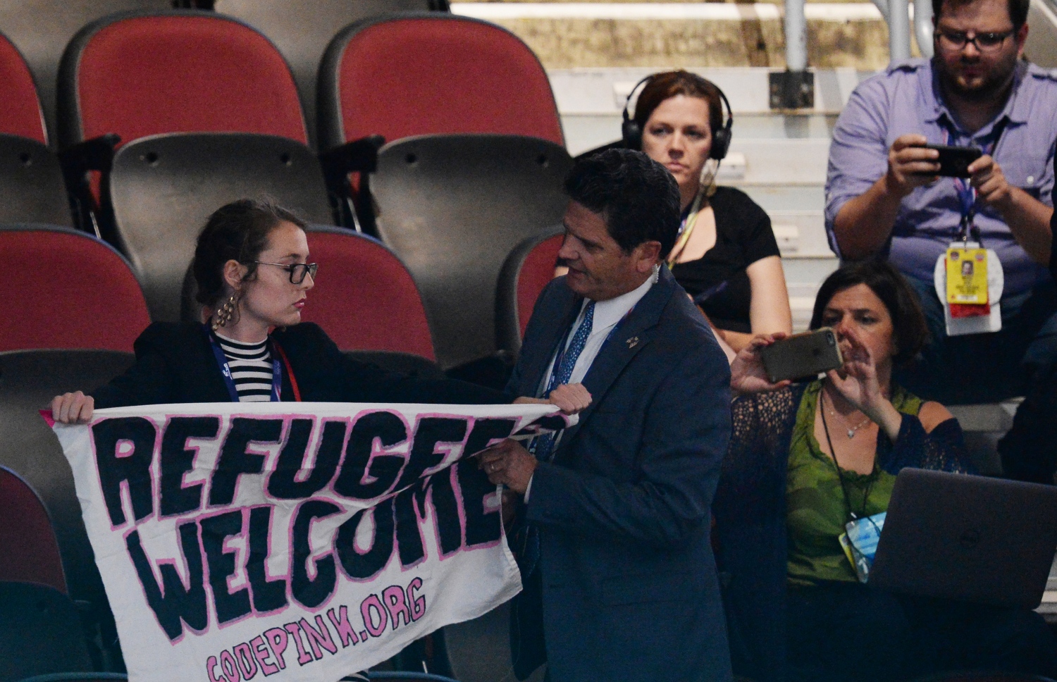 ރިޕަބްލިކަން ޕާޓީ ކޮންވެންޝަނާ ދިމާކޮށް ޓްރަމްޕަށް ނުރުހުން ފާޅުކުރި ބައެއްގެ ބެނާއެއް ސަލާމަތީ ފަރާތްތަކުން އަތުލަނީ. --ފޮޓޯ:އޭއެފްޕީ