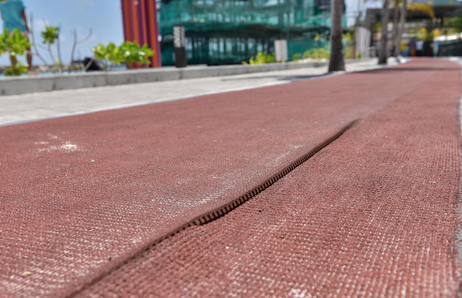 ރަސްފަންނު ކައިރީގައި ހެދި ދުވާ ޓްރެކް. އެތަން ހެދީ ސިންގަޕޫރު ކުންފުންޏަކުން. --- ފޮޓޯ: މިހާރު