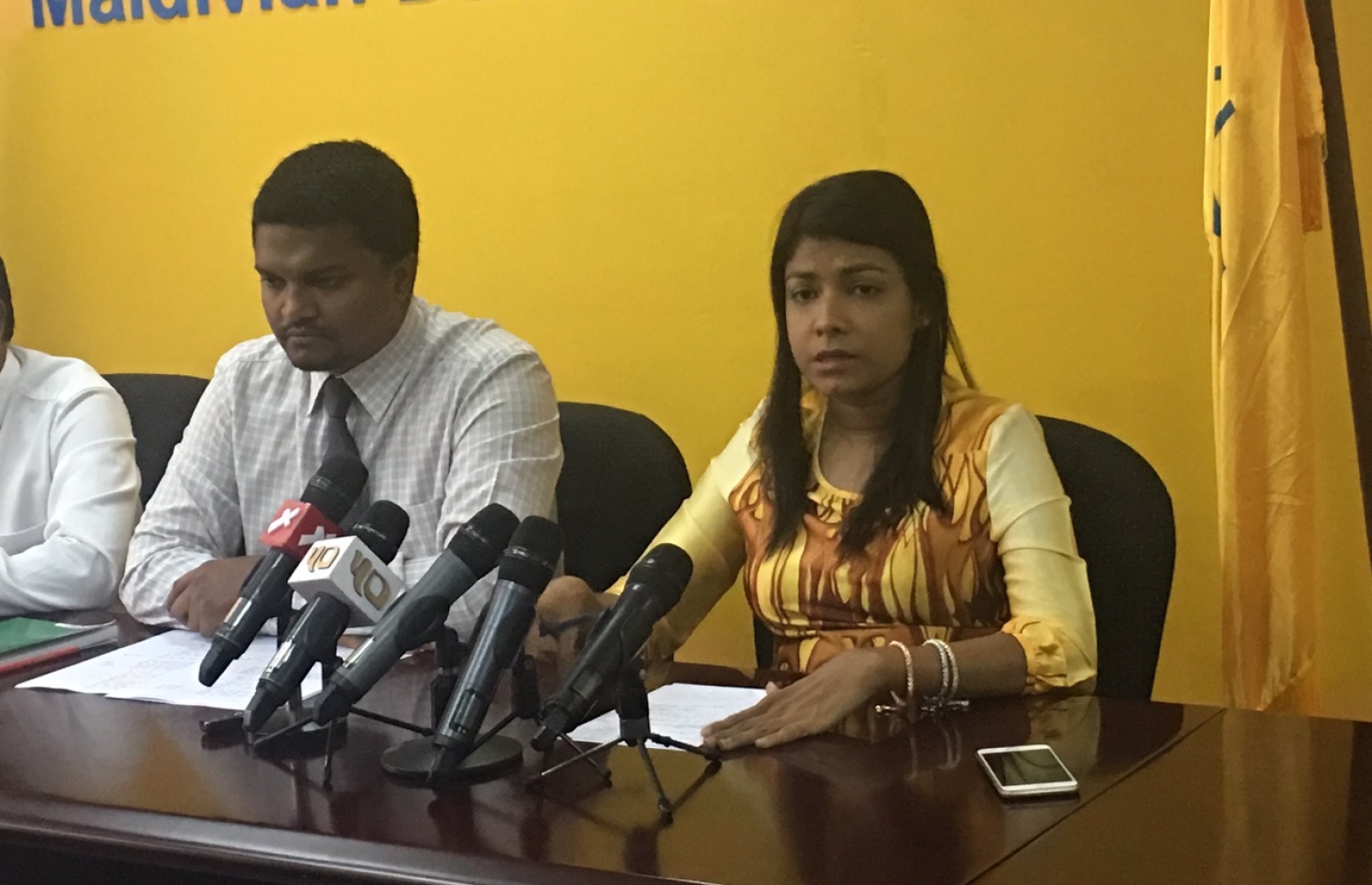 އެމްޑީޕީ އޮފީހުގައި ބޭއްވި ނިއުސް ކޮންފަރެންސްގައި ރޮޒައިނާ ވާހަކަ ދައްކަވަނީ.