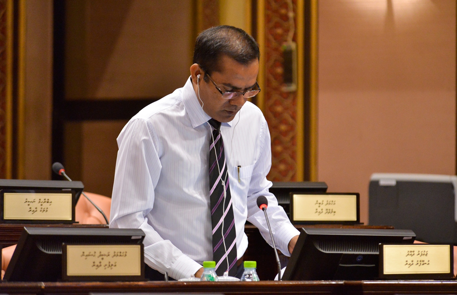 ރައްޔިތުންގެ މަޖިލީހުގެ ޖަލްސާއެއްގައި ޖައުފަރު ވާހަކަ ދައްކަވަނީ: އަބުރުގެ ބިލުން ނޫސްވެރިން ފާހަގަކުރާ ކަންބޮޑުވުންތަކަށް ހައްލެއް ހޯދައި ދެއްވާނެ ކަމަށް ވިދާޅުވޭ. - ފޮޓޯ: މަޖިލިސް