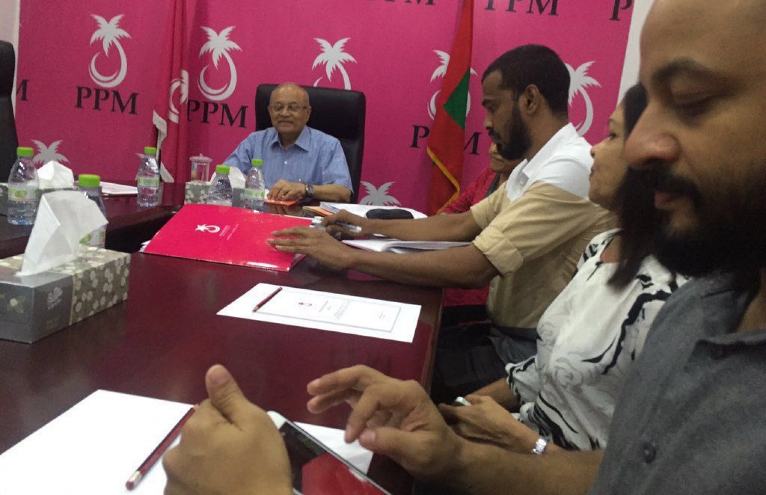 ޕީޕީއެމްގެ ކައުންސިލް ބައްދަލުވުމެއްގެ ރިޔާސަތު މައުމޫން ބަލަހައްޓަވަނީ: މައުމޫންގެ އަގު ވައްޓާލި މެމްބަރުން މާފަށް އެދިވަޑައިނުގަންނަވަނީސް ކައުންސިލްގެ ޖަލްސާއެއް ނުބޭއްވޭނެ ކަމަށް އެމަނިކުފާނު މިއަދު ވަނީ ވިދާޅުވެފައި.