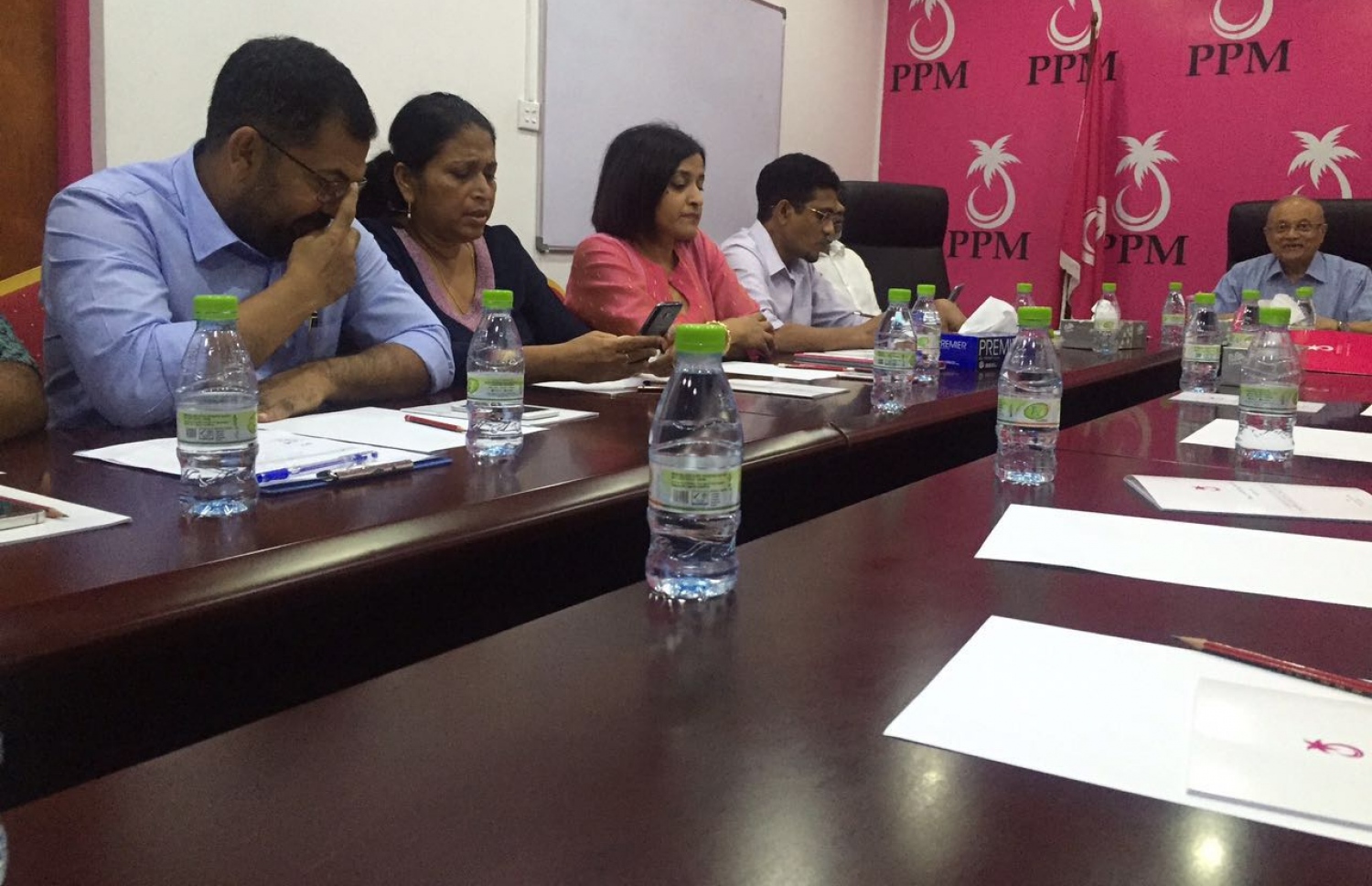 ޕީޕީއެމުން އެންމެ ފަހުން ބޭއްވި ކައުންސިލް ބައްދަލުވުމުގައި މައުމޫނާއި ބައެއް މެމްބަރުން.