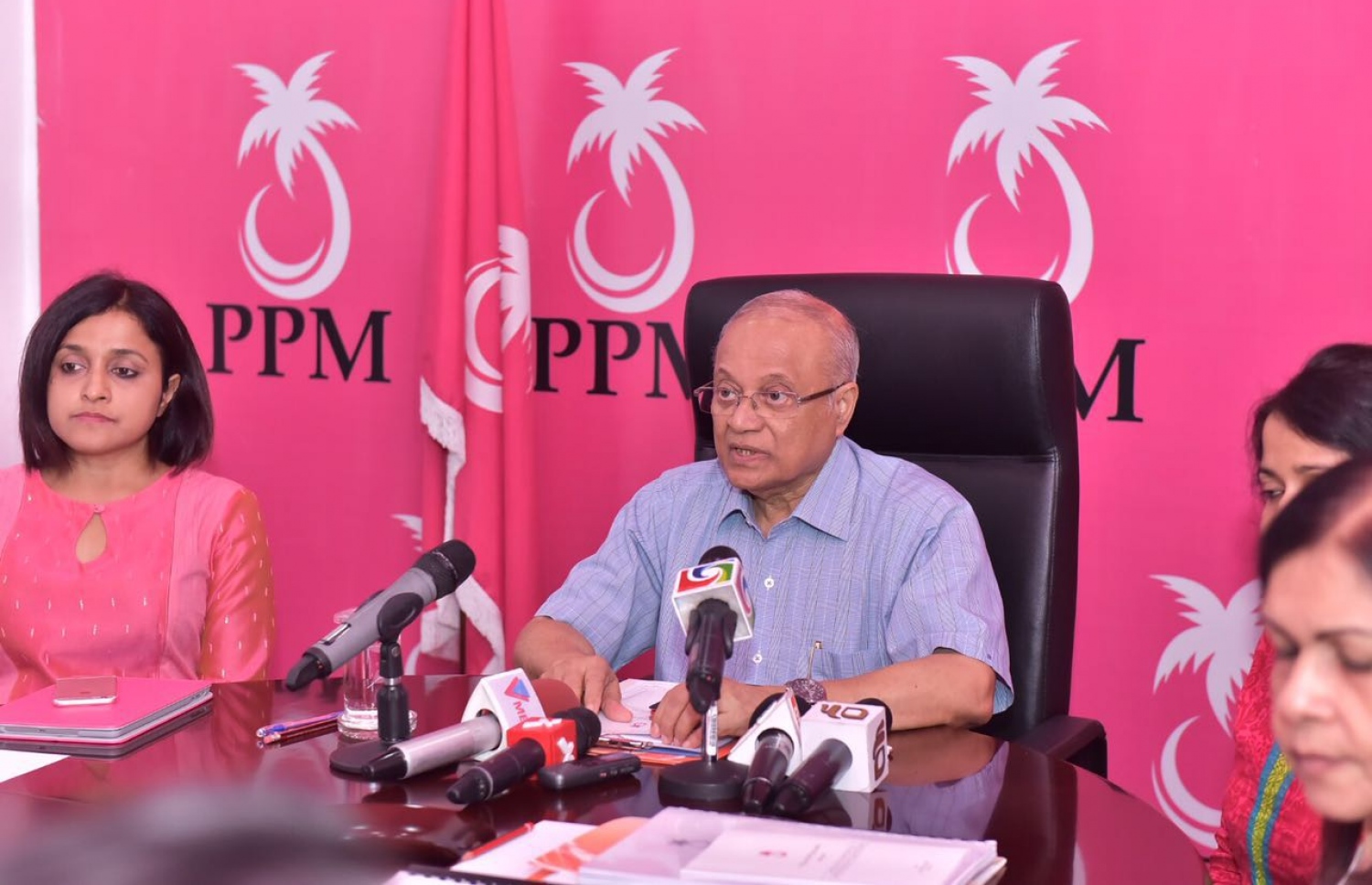 ޕީޕީއެމުން ބޭއްވި ޕްރެސް ކޮންފަރެންސެއްގައި މައުމޫން ވާހަކަ ދައްކަވަނީ.