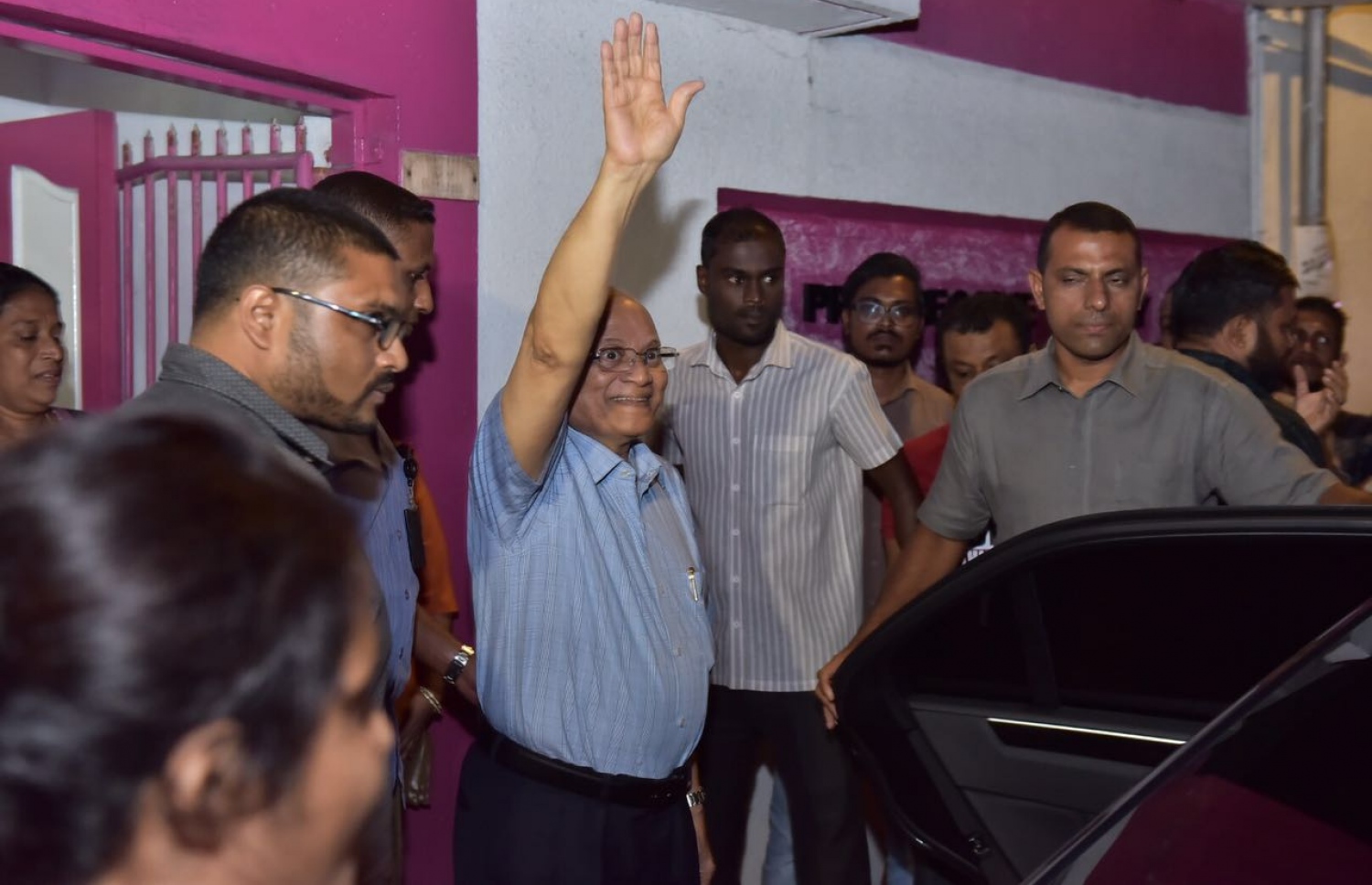 މިދިޔަ ޖުލައި 19 ވަނަ ދުވަހުގެ ރޭ ބޭއްވި ޕީޕީއެމްގެ ކައުންސިލް ބައްދަލުވުމަށް ފަހު މައުމޫން ޕާޓީ އޮފީހުން ނުކުމެވަޑައިގެން ސަޕޯޓަރުންނާ ސަލާމް ކުރައްވަނީ: މި ބައްދަލުވުން ރައީސް ޔާމީންގެ ފެކްޝަނުން ބޮއިކޮޓް ކުރި.---ފޮޓޯ: މުހައްމަދު ޝަރުހާން/މިހާރު