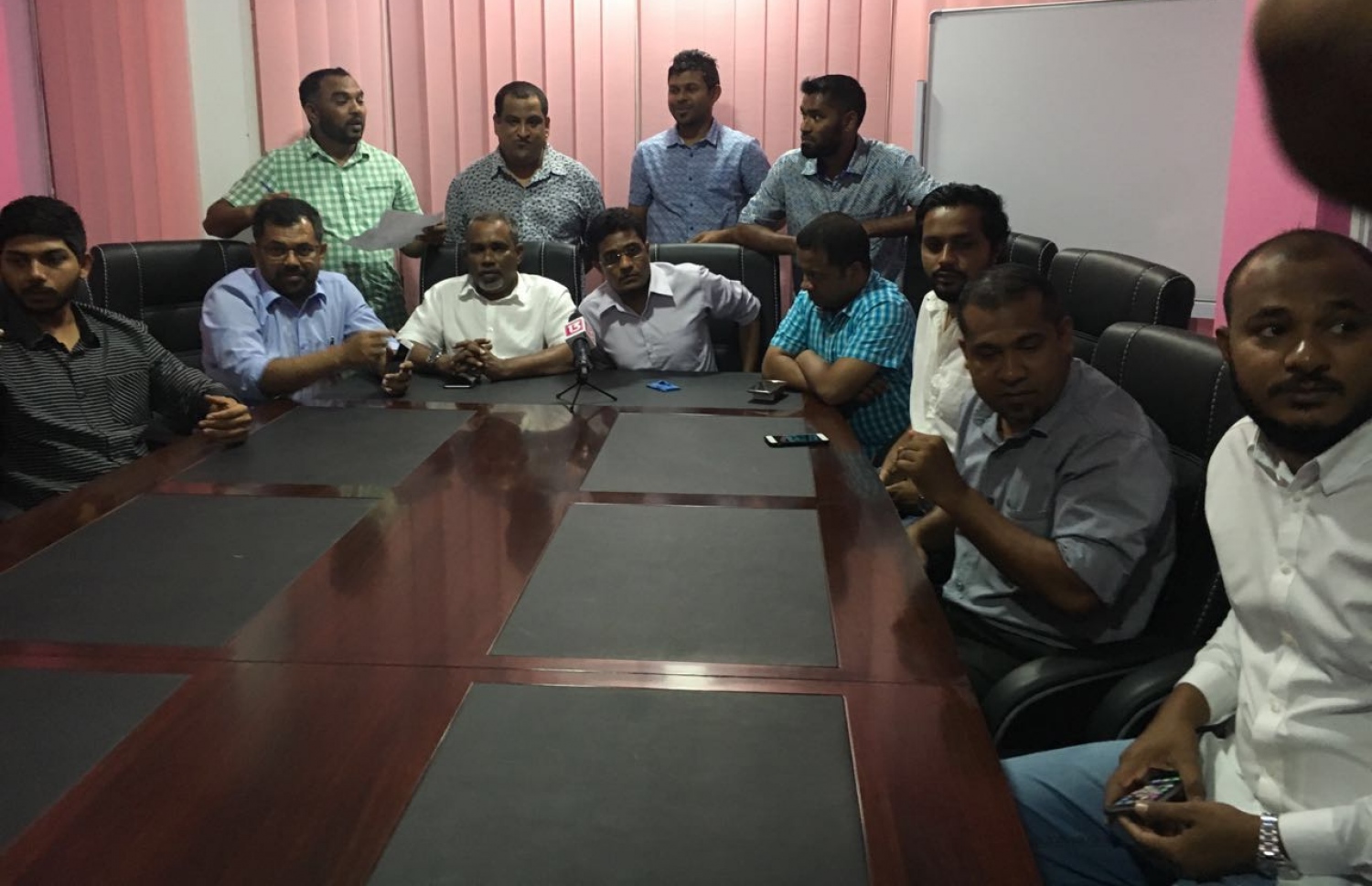 .ޕީޕީއެމްގެ ކައުންސިލް މެމްބަރުންތަކެއް ނޫސްވެރިންނާ ވާހަކަ ދައްކަވަނީ. --ފޮޓޯ: މުހައްމަދު ޝަރުހާން/މިހާރު