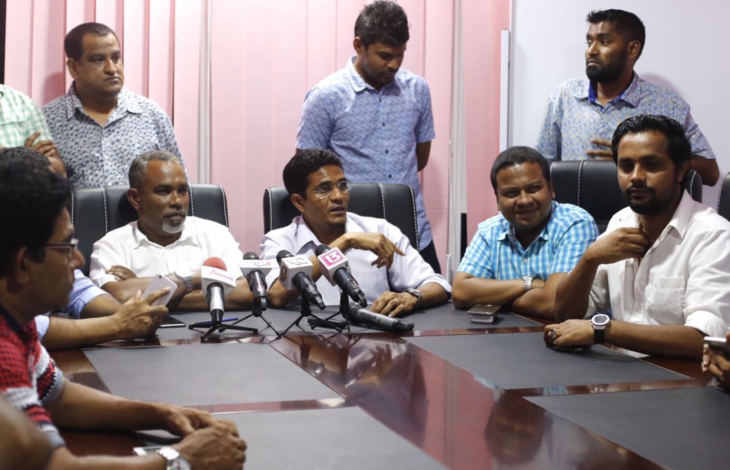 ޕީޕީއެމް ކައުންސިލް ބައްދަލުވުމަށް ފަހު، ރައީސް ޔާމީން ފެކްޝަންގެ ބޭފުޅުން ނޫސްވެރިންނާ ބައްދަލު ކުރައްވަނީ.