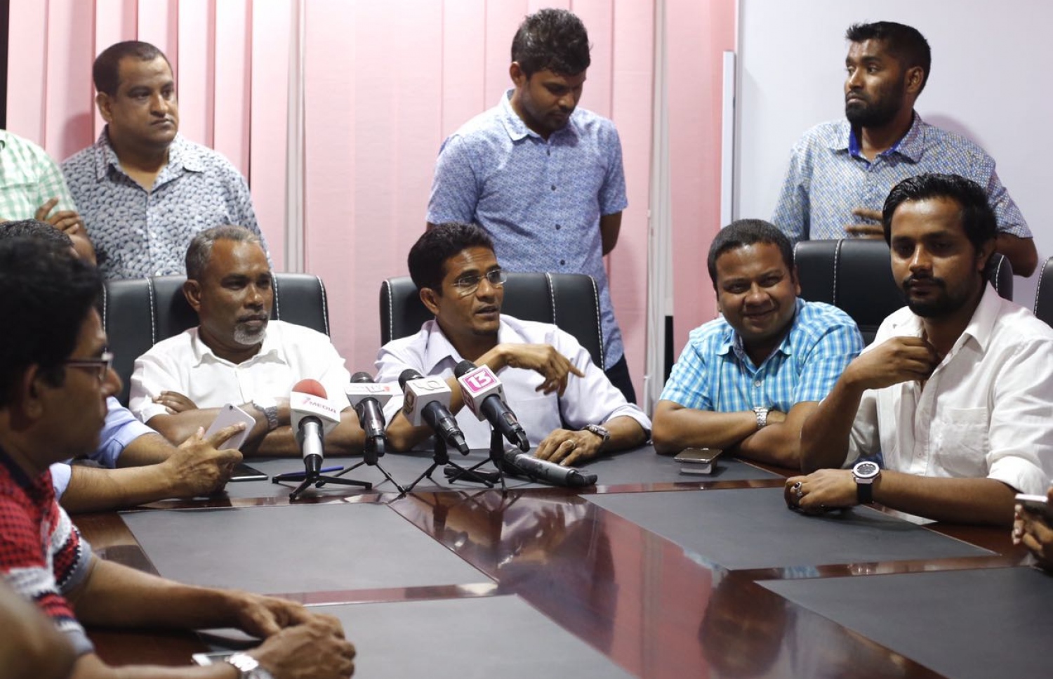 ރައީސް ޔާމީންގެ ފެކްޝަނުން ރޭ ބޭއްވި ނޫސްވެރިންގެ ބައްދަލުވުން: މައްސަލަތައް ހައްލު ކުރެވޭނެ ކަމުގެ ޔަގީންކަން ދިން.-- ފޮޓޯ: މުހައްމަދު ޝަރުހާން/ މިހާރު