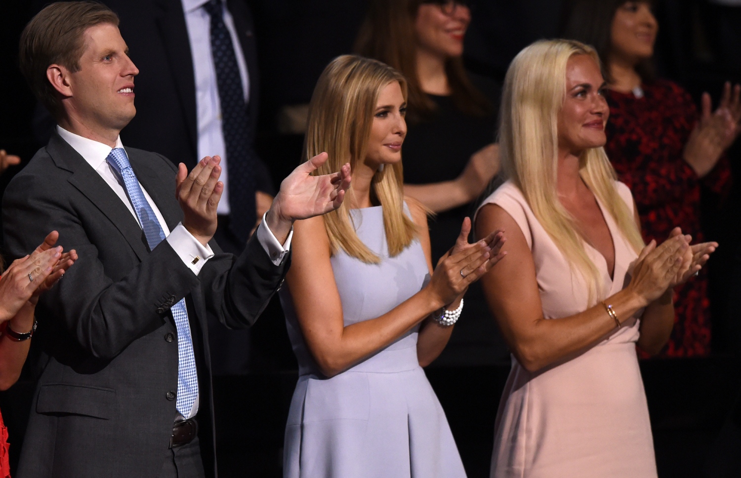 ރިޕަބްލިކަން ޕާޓީގެ ކޮންވެންޝަނުގައި ޓްރަމްޕުގެ ދަރިކަލުން އެރިކް އާއި އޭނާގެ އަންހެނުން ވަނެސާ (ކ) އަދި ޓްރަމްޕުގެ އަންހެން ދަރިކަލުން އިވަންކާ (މ) . --ފޮޓޯ:އޭއެފްޕީ