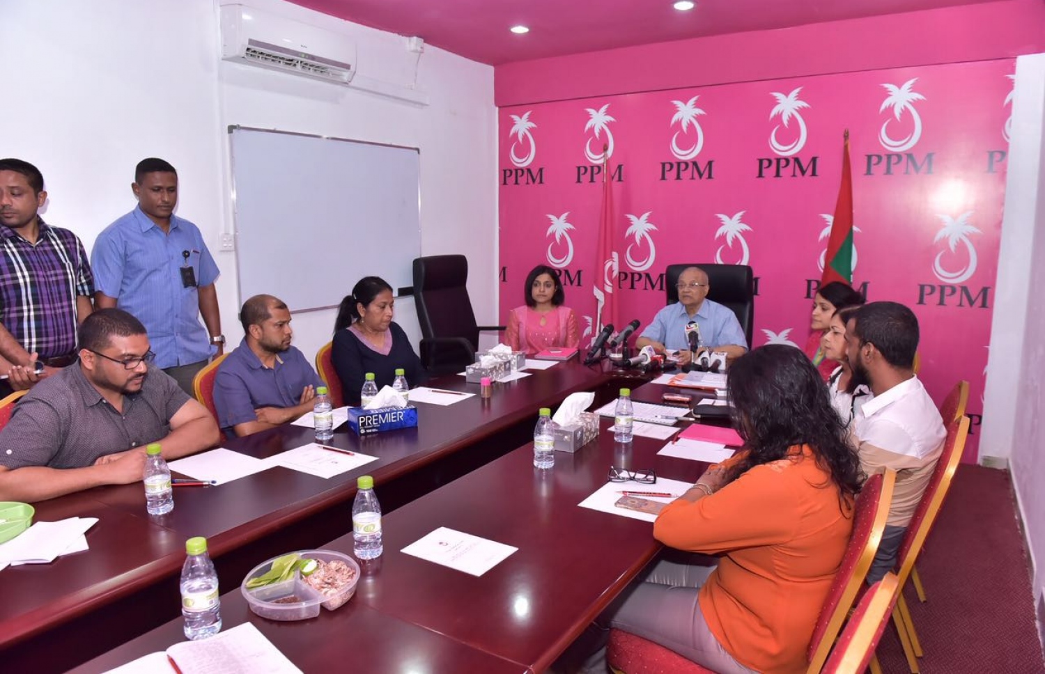 ރޭގެ ކައުންސިލް ބައްދަލުވުމަށް ފަހު މައުމޫންް ނޫސްވެރިންނާ ވާހަކަފުޅު ދައްކަވަނީ: އެ ބައްދަލުވުން ވަނީ ކުރިއަށް ނުގެންދެވިގެން މެދުކަނޑާލާފައި--ފޮޓޯ: ނިޝާން އަލީ/މިހާރު