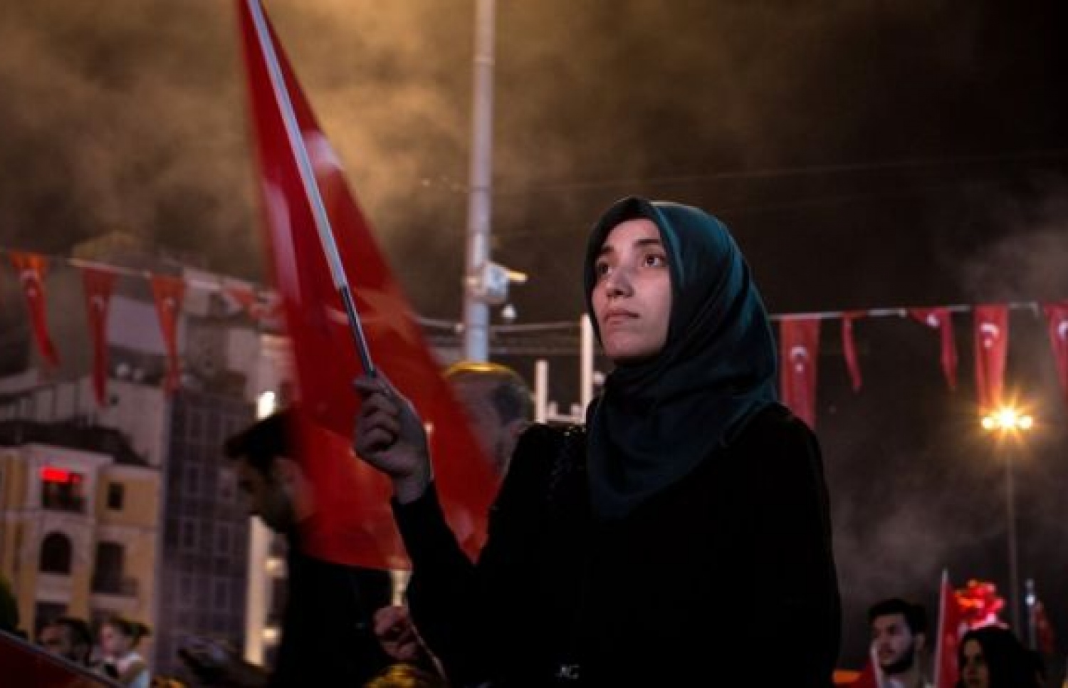 ބަޣާވާތަށް ފަހު ރައީސް އުރުދުޣާން އަށް ތާއީދު އޮތްކަން ތުރުކީގެ އެކި ސިޓީތަކުގައި އަދިވެސް ދަނީ ހާމަކުރަމުން. --ފޮޓޯ:ބީބީސީ