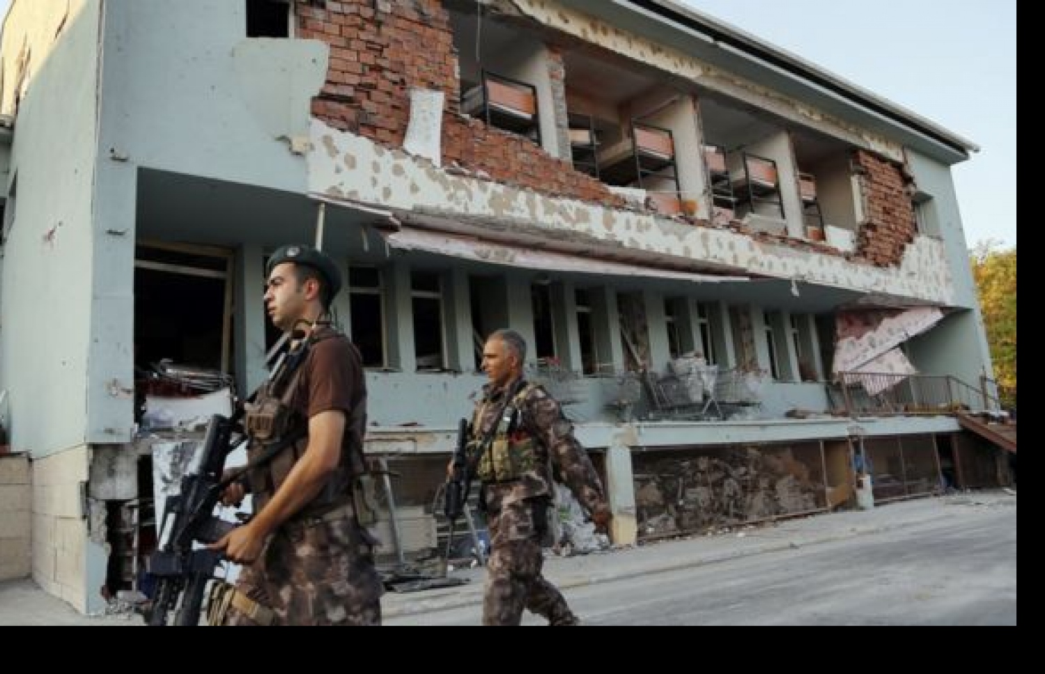 ތުރުކީ އަށް ގެންނަން އުޅުނު ބަޣާވާތުގައި ސިފައިންގެ އިމާރާތަކަށް ގެއްލުން ލިބިފައި. --ފޮޓޯ:ބީބީސީ