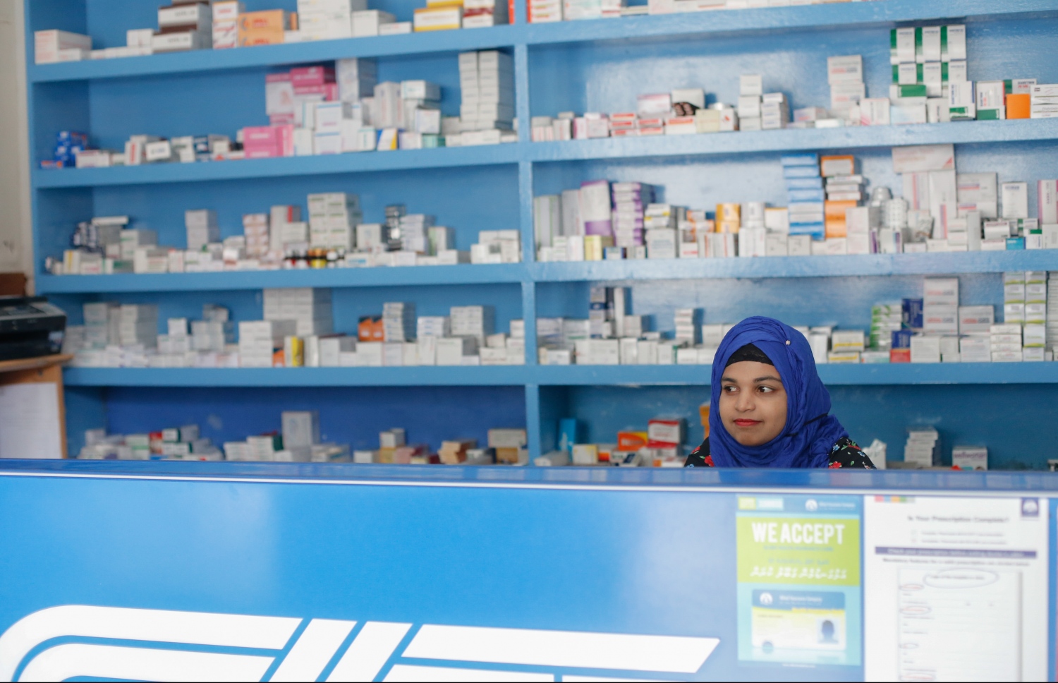 ފާމަސީއެއްގެ ކައުންޓަރުގައި ދިވެހި ފާމަސިސްޓަކު މަޑުކޮށްލައިގެން