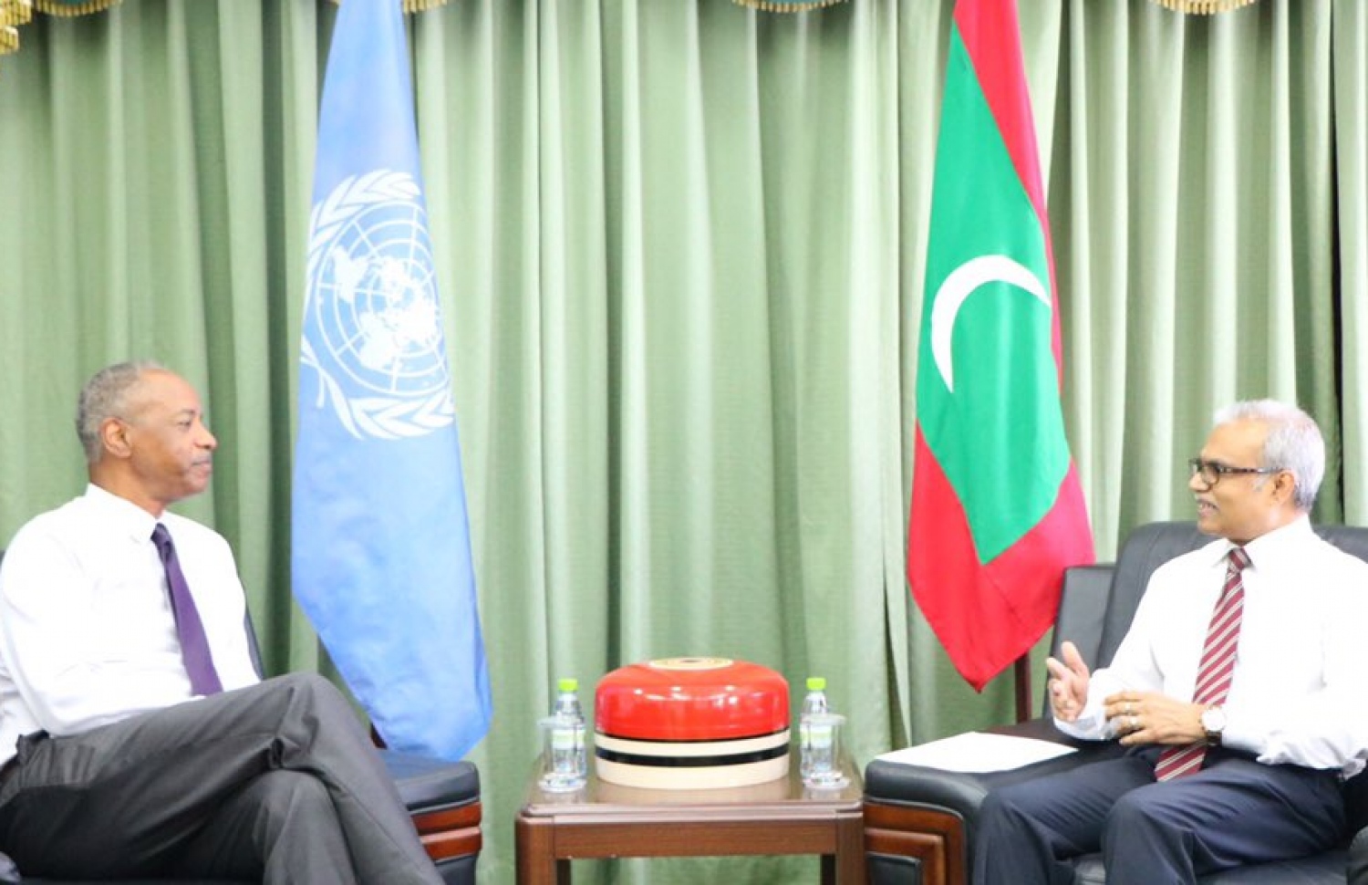 އދ.ގެ މަންދޫބު ތަމްރަތު ރާއްޖޭގެ ފޮރިން މިނިސްޓަރާ ބައްދަލުކުރައްވަނީ: މި މަޝްވަރާތަކުގައި ބައިވެރި ނުވާނެ ކަމަށް އިދިކޮޅު ފަރާތްތަކުން ވަނީ ބުނެފައި.-- ފޮޓޯ: ޓުވިޓާ
