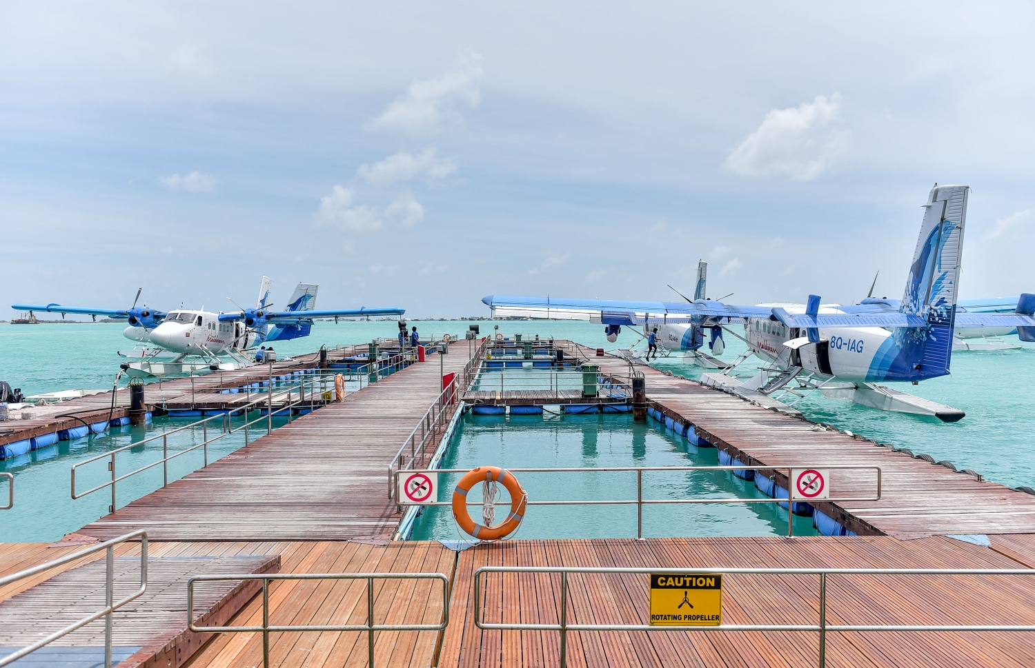 މޯލްޑިވިއަންގެ ސީ ޕްލޭންތަކެއް އެއާޕޯޓުގެ ފްލޯޓިން ޖެޓީ ކައިރީގައި. އާ ޓާމިނަލްގެ ފްލޯޓިން ޖެޓީ ސަރަހައްދުން 100 ބޯޓަށް އެއް ފަހަރާ ހިދުމަތް ދީފި---