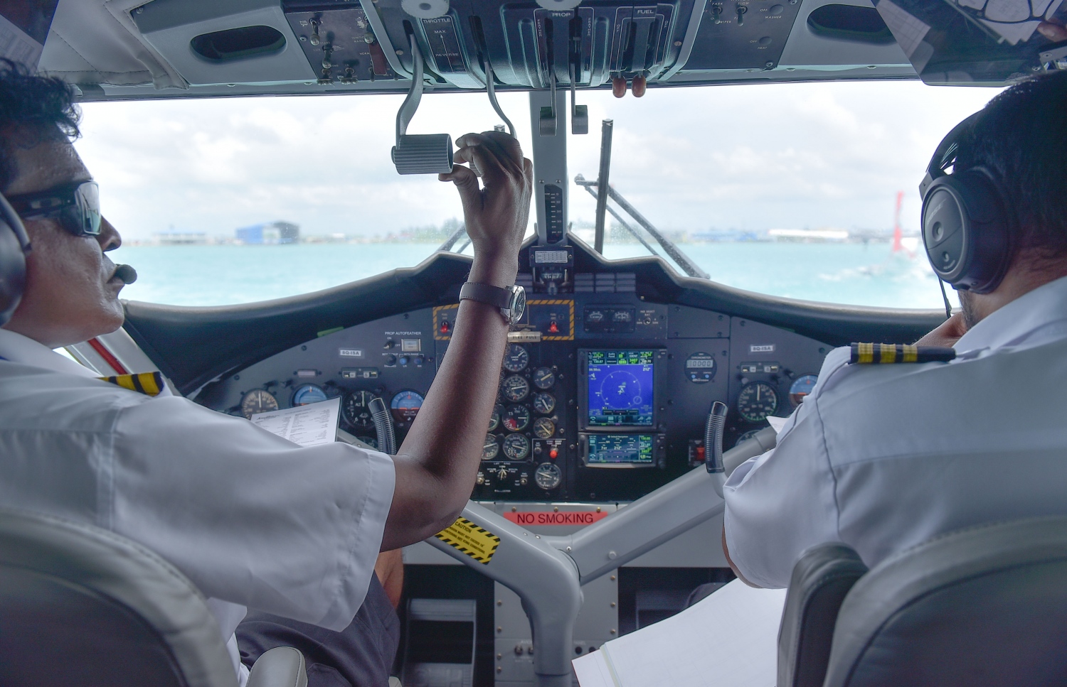 މޯލްޑިވިއަންގެ ދެ ޕައިލެޓުން އެ ކުންފުނީގެ ފުރަތަމަ ލަގްޒަރީ ސީޕްލޭން ދުއްވަނީ: މިއީ އަށް މީހުންގެ ޖާގައިގެ ބޯޓެއް.-- ފޮޓޯ: ނިޝާން އަލީ / މިހާރު