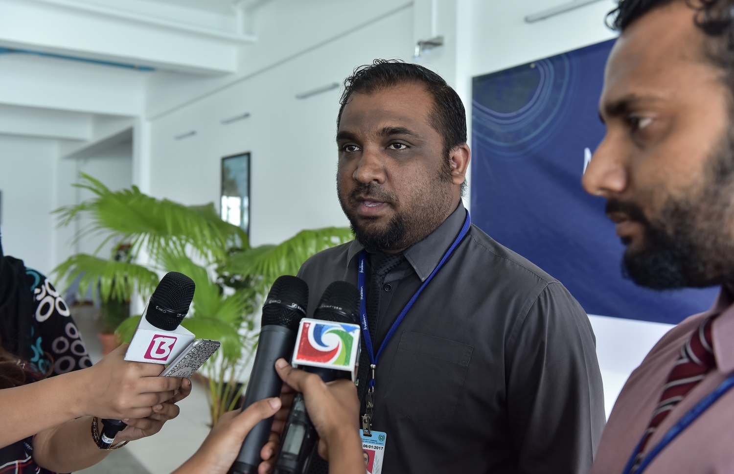 މޯލްޑިވިއަންގެ ފުރަތަމަ ލަގްޒަރީ ސީޕްލޭނާ ބެހޭގޮތުން އައިލެންޑް އޭވިއޭޝަނުގެ ހެޑް އޮފް އެޑްމިނިސްޓްރޭޝަން އަލީ ނަޝާތު މީޑިއާ އަށް މައުލޫމާތު ދެނީ.-- ފޮޓޯ: ނިޝާން އަލީ / މިހާރު