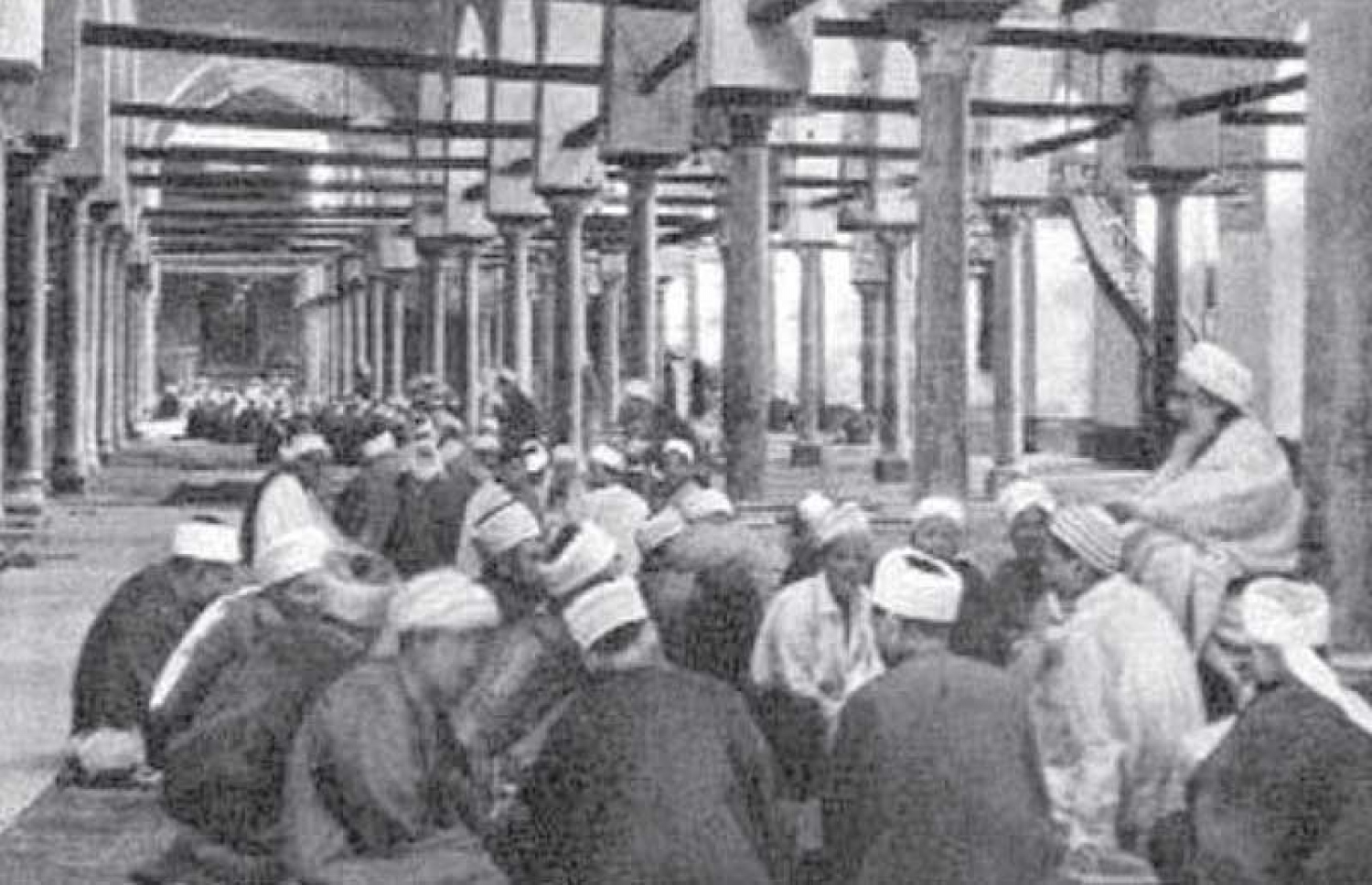 މިސުރުގެ ޖާމިއުލް އަޒްހަރުގައި 1800ގެ އަހަރުތަކުގައި އޮތް އިލްމީ ހަލަގާތަކުގެ ތެރެއިން: އިހު ޒަމާނުގައި ކީރިތި ޤުރްއާން ކިޔަވައިދިނުމާއި އުނގެނުމުގެ މަސައްކަތްތައް ކުރި އަށް ގެންދިޔައީ މިފަދަ ހަލަގާތަކުގައި.