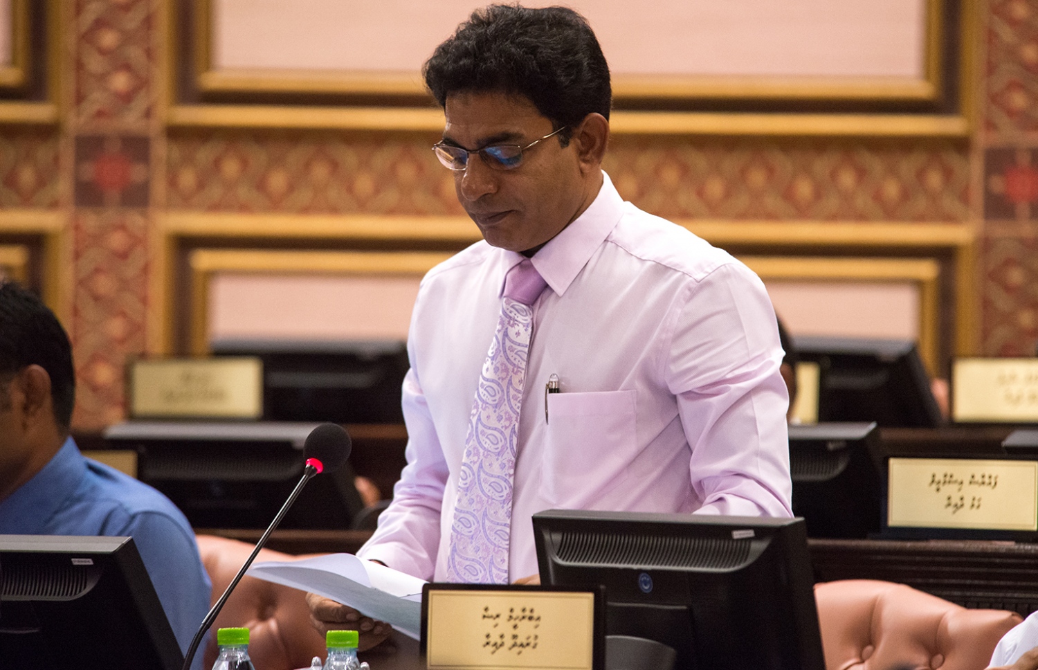 ރައްޔިތުންގެ މަޖިލީހުގެ ޖަލްސާއެއްގައި ވައްޑޭ ވާހަކަ ދައްކަވަނީ. ވައްޑެއަކީ ކާޑުގެ ބާވަތްތައް އަގުބޮޑުކުރި މައްސަލައިގައި އެންމެ ބޮޑަށް ދެކޮޅުހައްދަވާ ޕީޕީއެމްގެ އެއް މެމްބަރު -- ފޮޓޯ: މަޖިލިސް