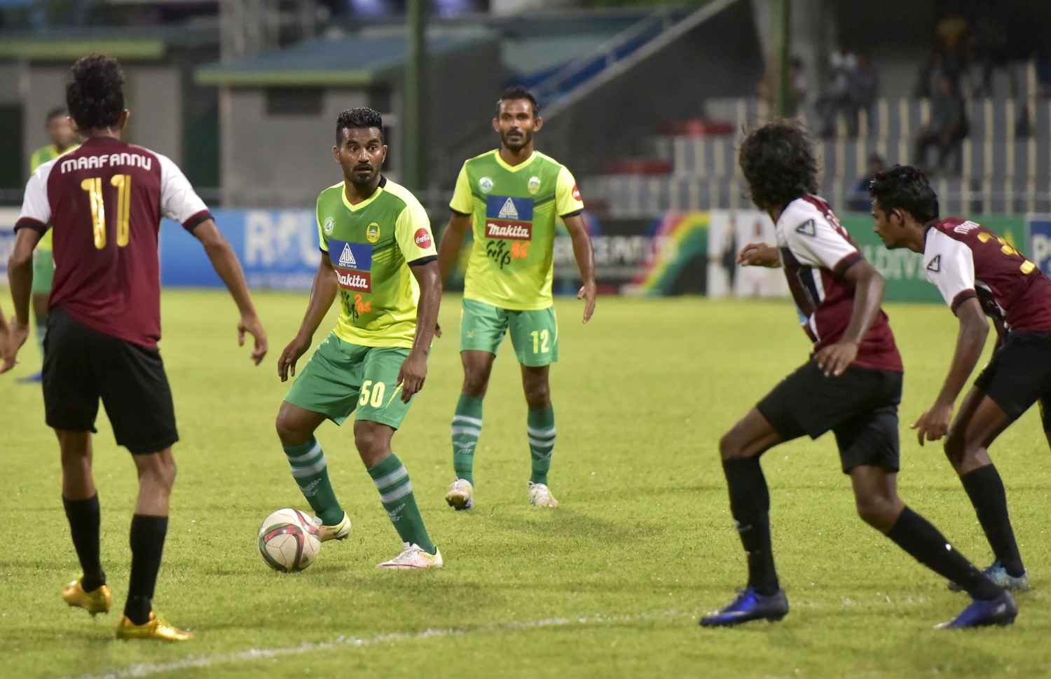 އުރީދޫ ދިވެހި ޕްރިމިއާ ލީގުގައި މާޒިޔާ އާއި ބީޖީ ކުޅުނު މެޗުގެ ތެރެއިން: ބީޖީގެ ތިން ކުޅުންތެރިން ކައިިރިން މާޒިޔާގެ އަލީ އަޝްފާގު (ދަގަނޑޭ) ބޯޅަ ހިފައިގެންދާން މަސައްކަތް ކުރަނީ.-- ފޮޓޯ: ނިޝާން އަލީ/ މިހާރު