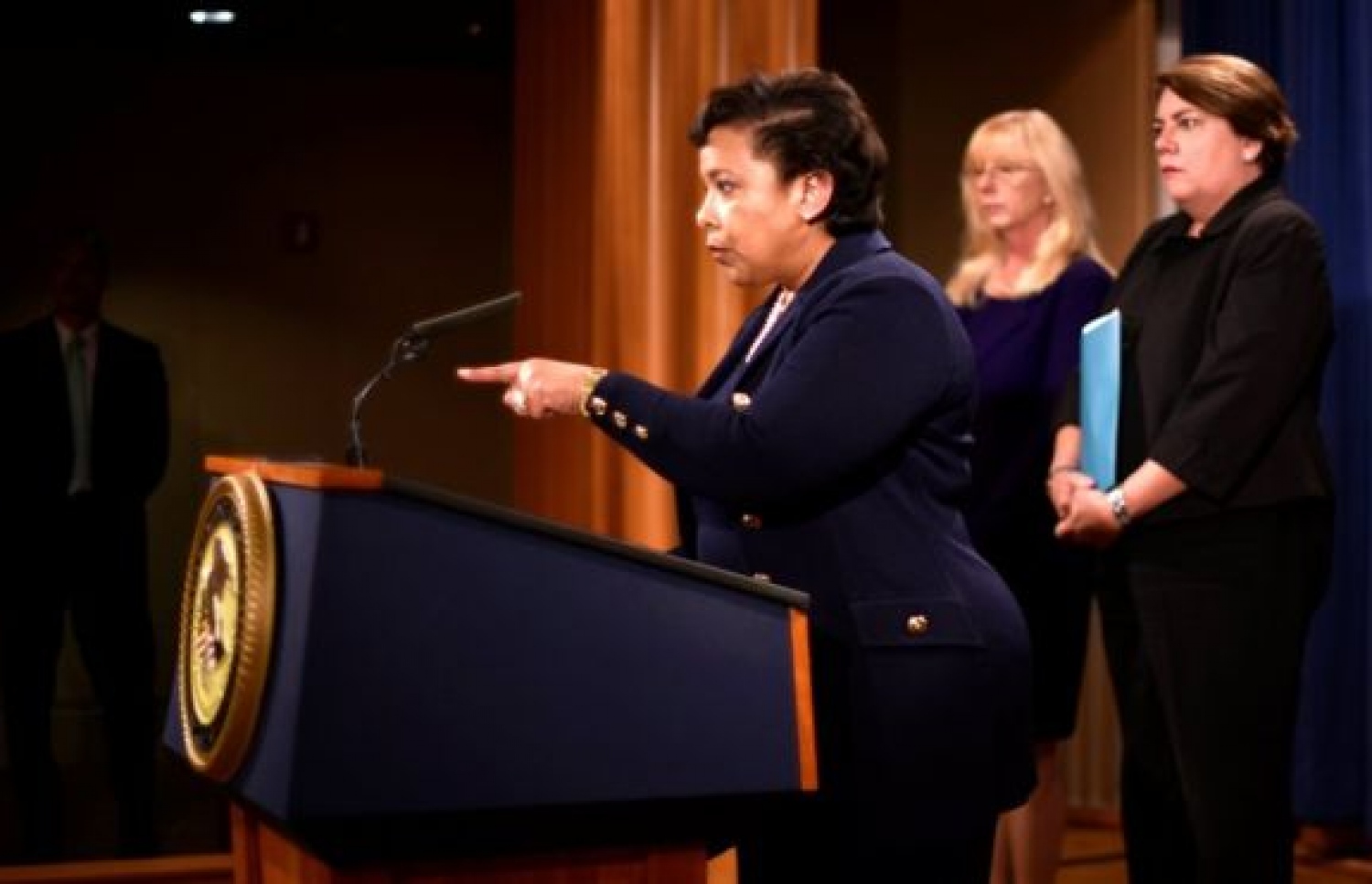 އެމެރިކާގެ އެޓާނީ ޖެނެރަލް ވާހަކަ ދައްކަވަނީ: މެލޭޝިއާގެ ބޭންކުގެ ކޮރަޕްޝަނުގެ މައްސަލާގައި މެލޭޝިއާގެ ބޮޑު ވަޒީރު ނަޖީބުގެ ނަން އެޓާނީ ޖެނެރަލް ވިދާޅުވެފައެއް ނުވޭ. --ފޮޓޯ:ރޮއިޓާސް