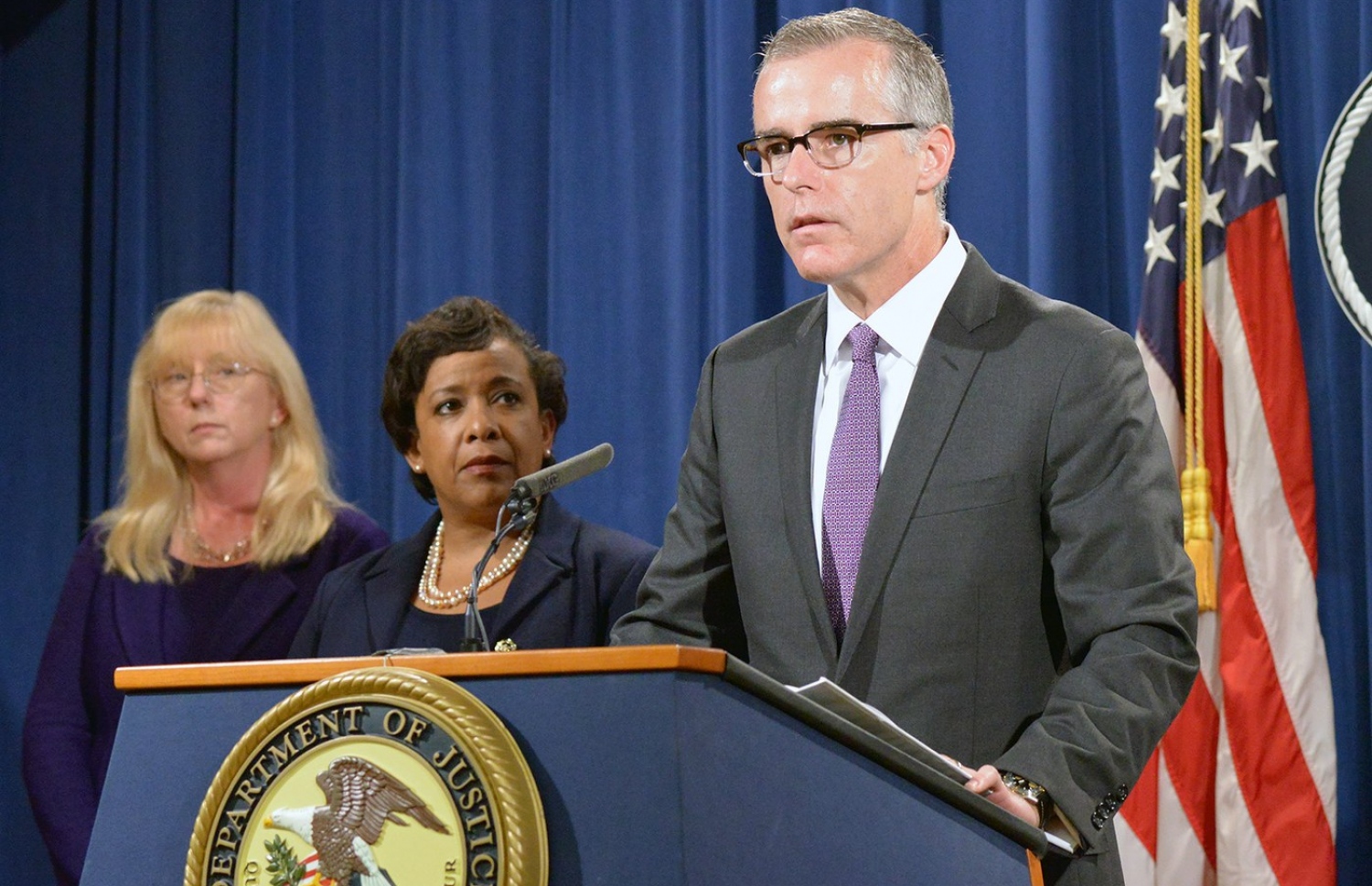 މެލޭޝިއާގެ ބޭންކުގެ ކޮރަޕްޝަނުގެ މައްސަލައާ ގުޅޭ ގޮތުން އެފްބީއައިގެ ޑިޕިއުޓީ ޑިރެކްޓަރު އެންޑްރޫ ނޫސްވެރިންނާ ވާހަކަ ދައްކަވަނީ. --ފޮޓޯ:އެފްބީއައި