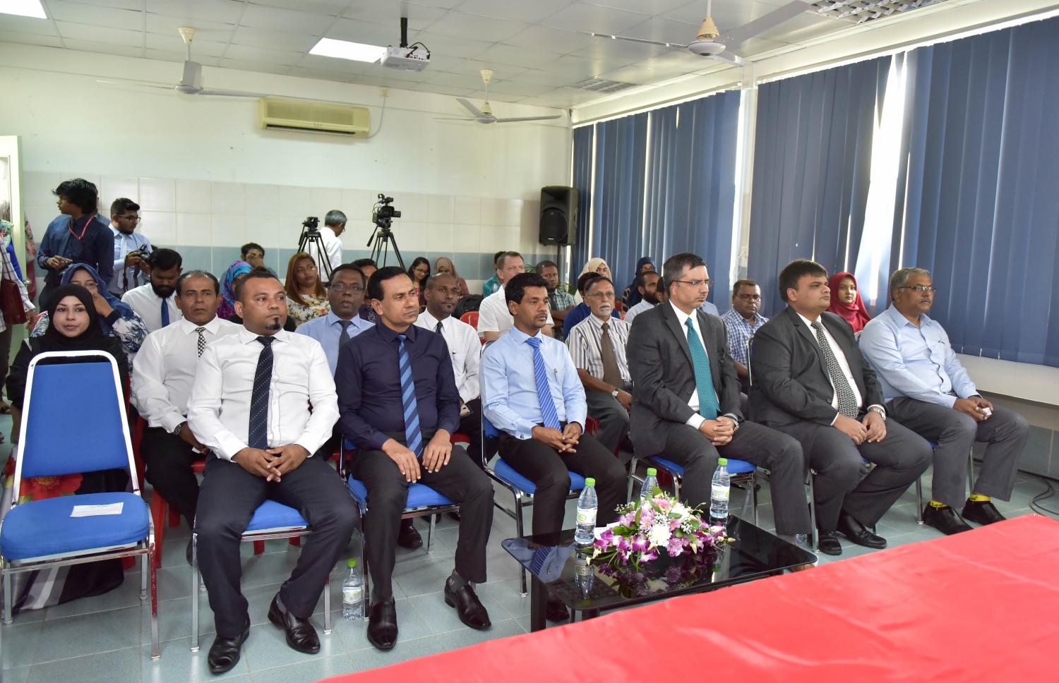 ހުޅުމާލޭ ހޮސްޕިޓަލުގައި ކެންސަރަށް ފަރުވާ ދޭ ސެންޓަރެއް ހުޅުވުމަށް އެމްއޯޔޫއެއްގައި ސޮއިކުރުމުގެ ރަސްމިއްޔާތުގައި ހެލްތު މިނިސްޓަރާއި އާސަންދަ އަދި އެންސްޕާގެ އިސްވެރިން ބައިވެރިވެ ވަޑައިގަންނަވަނީ-- ފޮޓޯ: މުހައްމަދު ޝަރުހާން/ މިހާރު