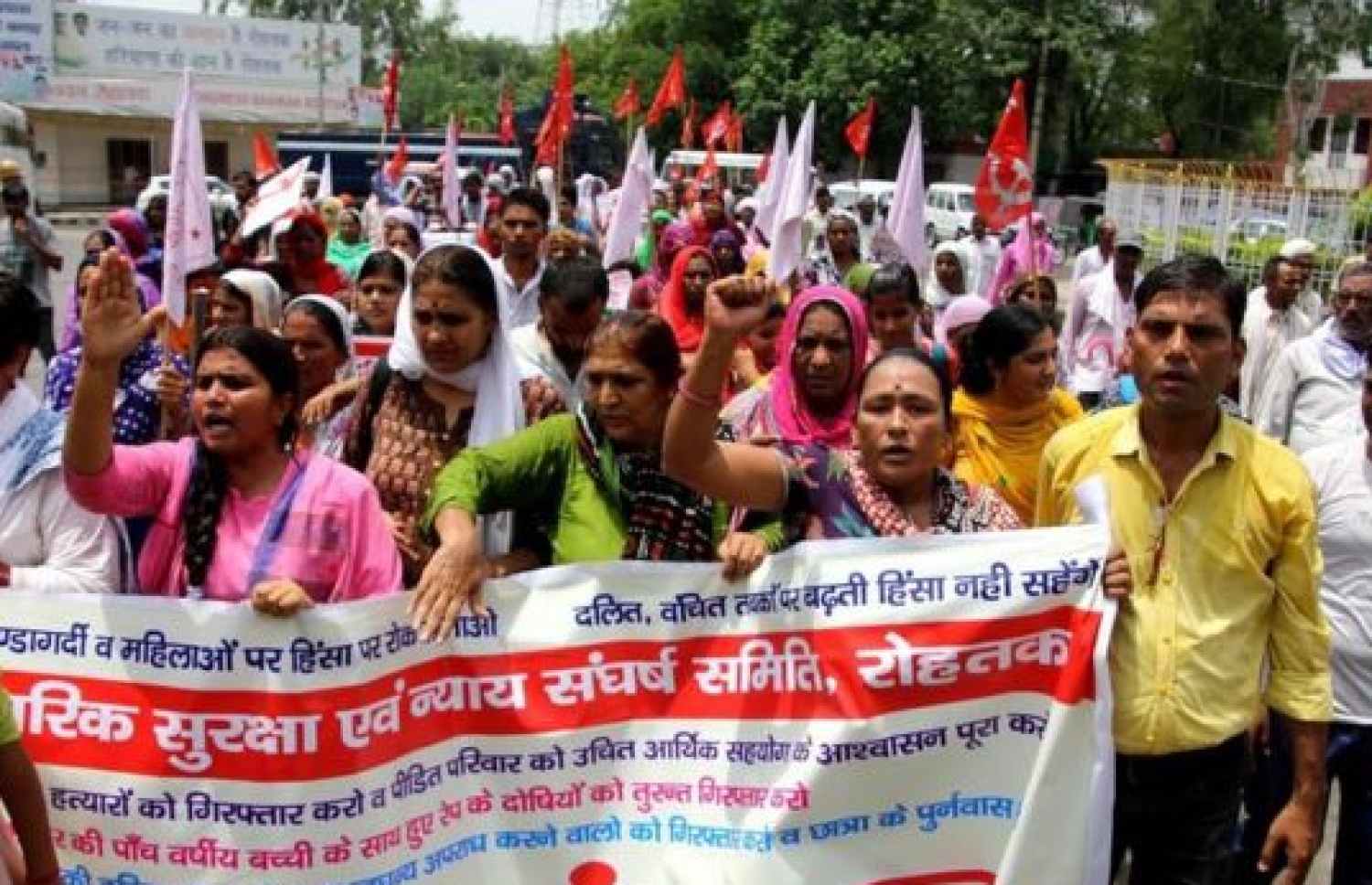 ރޭޕް ކުރުމާ ދެކޮޅަށް ހަރިޔާނާ ސްޓޭޓުގައި މުޒާހަރާ ކުރަނީ. --ފޮޓޯ:އިންޑިއަން އެކްސްޕްރެސް