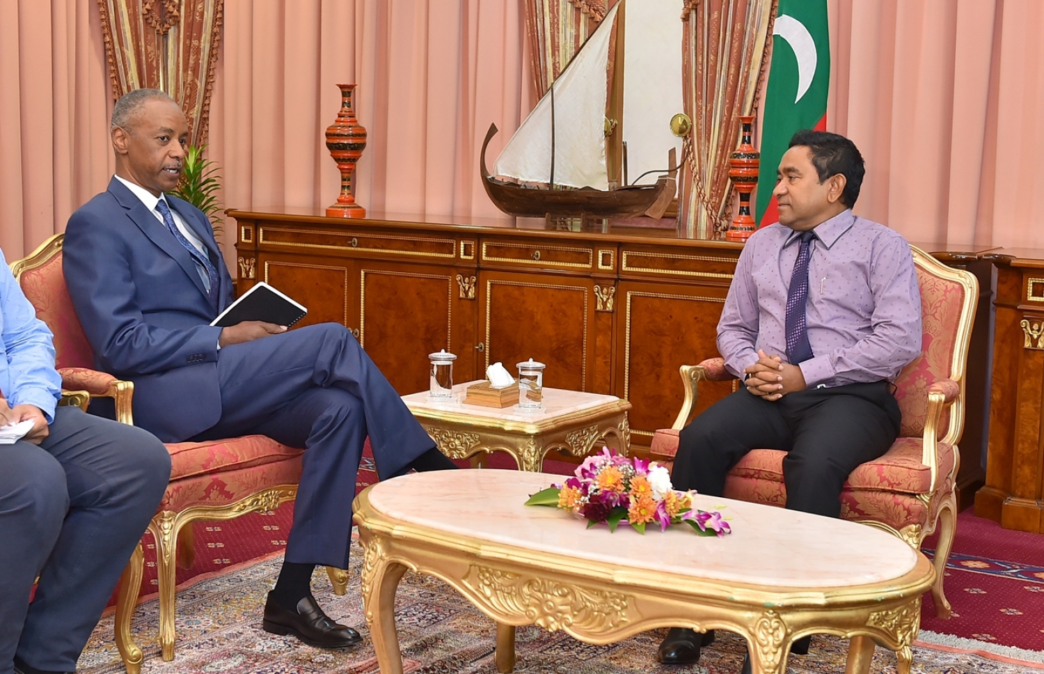 އދ.ގެ މަންދޫބު ތަމްރަތު ރައީސް ޔާމީނާ ބައްދަލުކުރައްވަނީ: މަޝްވަރާތައް ބާއްވަން އދ. އިން މަސައްކަތް ކުރަމުން އަޔަސް، އަދިވެސް ކުރިއެރުމެއް ނުލިބޭ.-- ފައިލް ފޮޓޯ: ރައީސް އޮފީސް